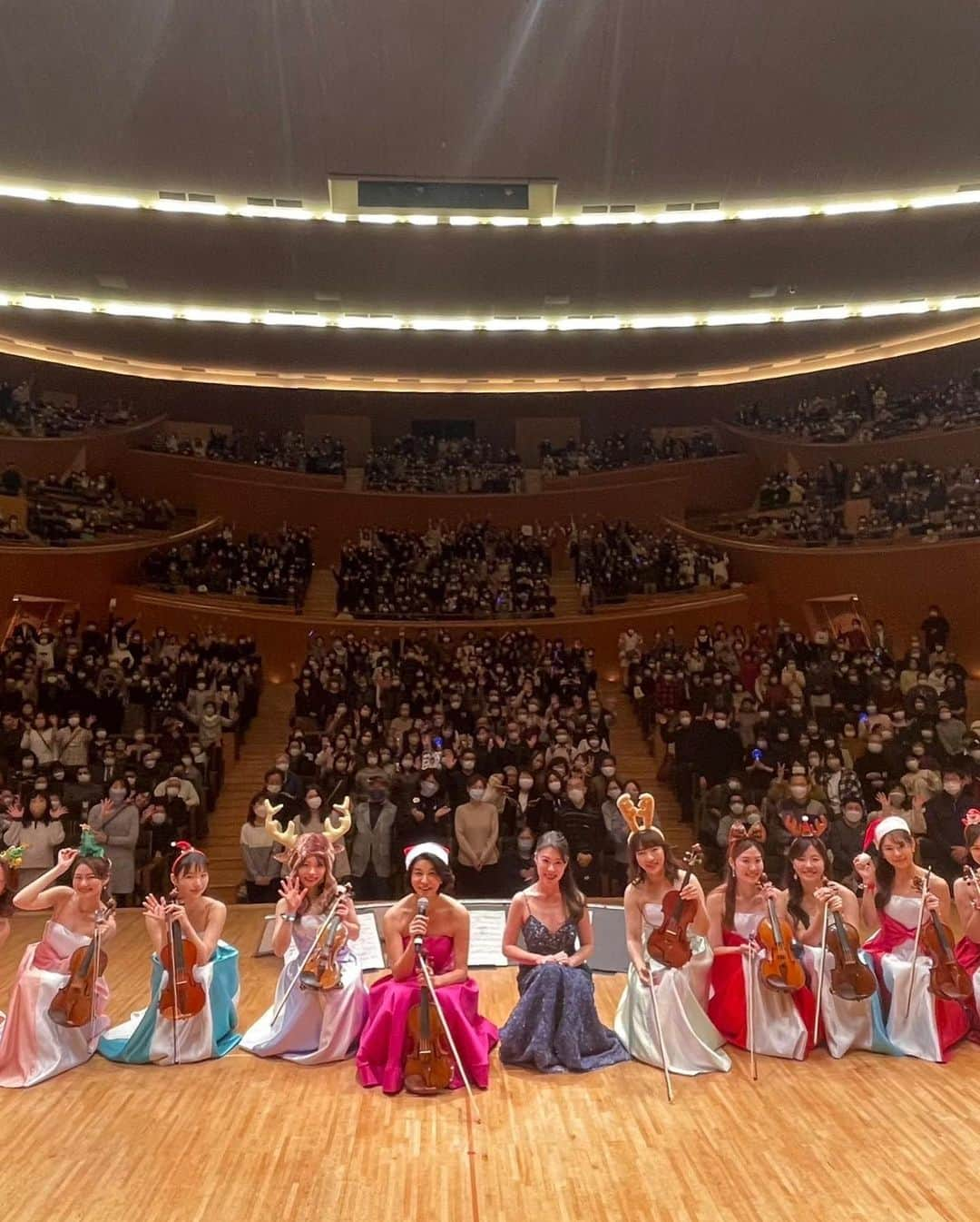 高嶋ちさ子さんのインスタグラム写真 - (高嶋ちさ子Instagram)「札幌キタラホール 初っ端から大盛り上がり！！ 通常北海道のお客様は大人しめ…と毎年思っていましたが、まるで真逆！ 客席にサンタ🎅がいたり、お揃いの洋服の4人組がいらしたり、各々クリスマスにコンサートに来る事を楽しみにしてたことがわかる、嬉しい公演でした♪  今年は昨日が仕事納め 今日からめっちゃ休みます 年末に番組の宣伝と今年の総括インスタにUPします」12月26日 11時23分 - chisakotakashima