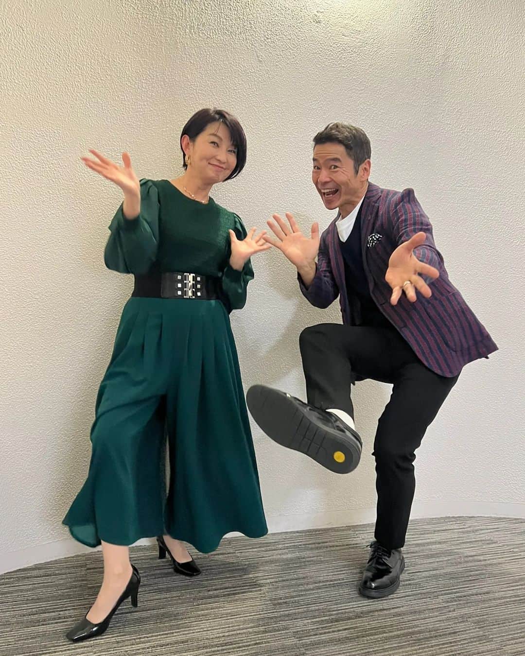 小島奈津子さんのインスタグラム写真 - (小島奈津子Instagram)「2022.12.26 #BSTBS　#噂の東京マガジン  きのうで今年の放送終了。 年始めは1/8㈰からです！  深沢先輩に、楽しくなるポージングの指導を受けています。←結構真剣に🙌 秋に一緒に撮ってもらった時の、 ワタシのポーズの中途半端さが、悔しくて(笑) どうやら、自分が思っている以上に激しい動きをしないと、 こうならない様です。 しかし、、、さすがはパイセン！ 足の裏を見せるのかぁ。。 ﾌﾑﾌﾑ😁 #深沢さんの躍動感がすごい #どこを目指しているかは模索中  クリスマス🎄がオンエアだったので、 グリーンをベースに。 ラストにちゃんとした写真も載せておきます💃 ムハハハハ〜😁」12月26日 11時56分 - kojimanatsuko_official