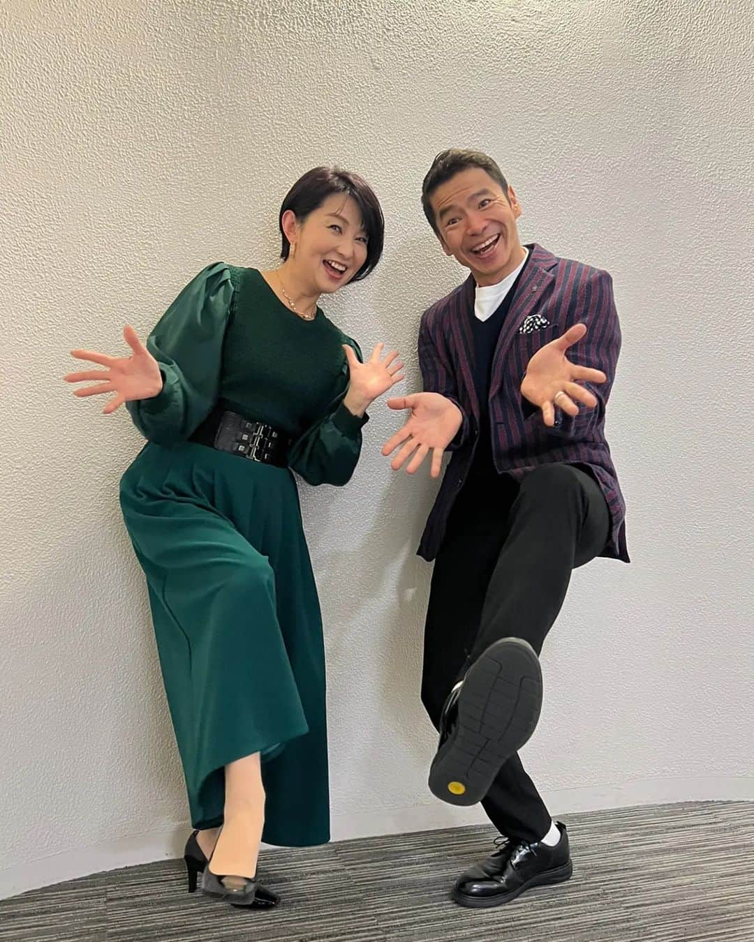 小島奈津子さんのインスタグラム写真 - (小島奈津子Instagram)「2022.12.26 #BSTBS　#噂の東京マガジン  きのうで今年の放送終了。 年始めは1/8㈰からです！  深沢先輩に、楽しくなるポージングの指導を受けています。←結構真剣に🙌 秋に一緒に撮ってもらった時の、 ワタシのポーズの中途半端さが、悔しくて(笑) どうやら、自分が思っている以上に激しい動きをしないと、 こうならない様です。 しかし、、、さすがはパイセン！ 足の裏を見せるのかぁ。。 ﾌﾑﾌﾑ😁 #深沢さんの躍動感がすごい #どこを目指しているかは模索中  クリスマス🎄がオンエアだったので、 グリーンをベースに。 ラストにちゃんとした写真も載せておきます💃 ムハハハハ〜😁」12月26日 11時56分 - kojimanatsuko_official
