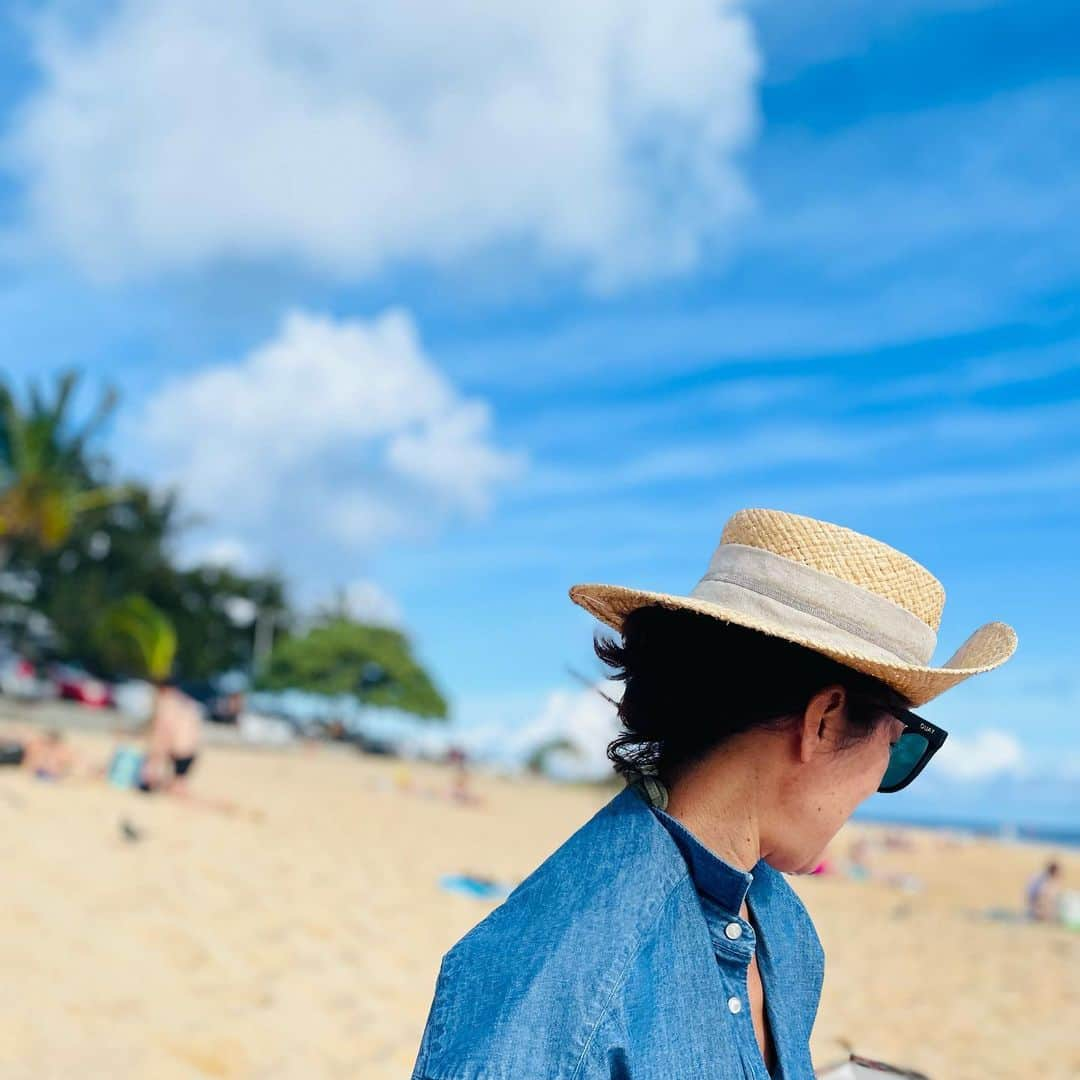 大草直子さんのインスタグラム写真 - (大草直子Instagram)「毎日海へ🏝。ワイキキから少し車でいったSANDY BEACHがきれいだった。日焼けをコントロールするため←焦らない焦らない😎、ダンガリーシャツを羽織って。きれいなシルエットだから、ワンピースみたいにして、そのままランチへ🥂🍝 @amanonlinestore と 大好きな @finamore1925 で作った1枚。フィナモレのパオロさん曰く、ダンガリーシャツは久しぶり👔だ、そう💚 @amanonlinestore  @finamore1925  #袖付けと #脇裾のガゼットは手縫い #ガゼットはシャツのスリットが #裂けるのを避けるため #駄洒落ではありません」12月26日 12時05分 - naokookusa