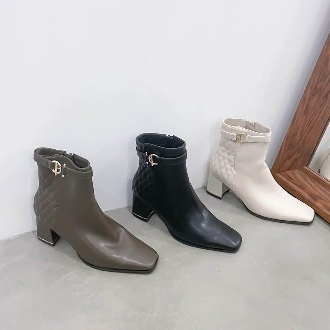 RANDAさんのインスタグラム写真 - (RANDAInstagram)「【2WAY Short Boots】 キルティングとレザーの切り替えデザインが印象的なショートブーツ。 ベルト有りでも無しでも履ける2WAY仕様がうれしいポイントです◎   ---------------  2WAY キルティング切り替えショートブーツ (PC11609) 11,990 yen 店舗・オンラインストアで販売中  --------------- ※詳細は @randa_pic プロフィールURLよりご覧ください！  ＊＊＊＊＊＊＊  ＼RANDAでは現役スタッフが情報発信中！／ 162cm @sayaka_doumoto 162cm @e_mi_yo_ko 160cm @t_c_h_r 157cm @chi_nishikubo 157cm @hrm_kaneko 157cm @im_seina 154cm @kumiko_ono_ 150cm @izu_mygram  お買い物でなにかお困りのことがございましたら お気軽に上記スタッフにご相談ください♡  ＊＊＊＊＊＊＊」12月26日 13時44分 - randa_pic