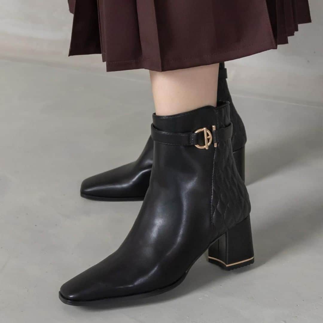 RANDAさんのインスタグラム写真 - (RANDAInstagram)「【2WAY Short Boots】 キルティングとレザーの切り替えデザインが印象的なショートブーツ。 ベルト有りでも無しでも履ける2WAY仕様がうれしいポイントです◎   ---------------  2WAY キルティング切り替えショートブーツ (PC11609) 11,990 yen 店舗・オンラインストアで販売中  --------------- ※詳細は @randa_pic プロフィールURLよりご覧ください！  ＊＊＊＊＊＊＊  ＼RANDAでは現役スタッフが情報発信中！／ 162cm @sayaka_doumoto 162cm @e_mi_yo_ko 160cm @t_c_h_r 157cm @chi_nishikubo 157cm @hrm_kaneko 157cm @im_seina 154cm @kumiko_ono_ 150cm @izu_mygram  お買い物でなにかお困りのことがございましたら お気軽に上記スタッフにご相談ください♡  ＊＊＊＊＊＊＊」12月26日 13時44分 - randa_pic