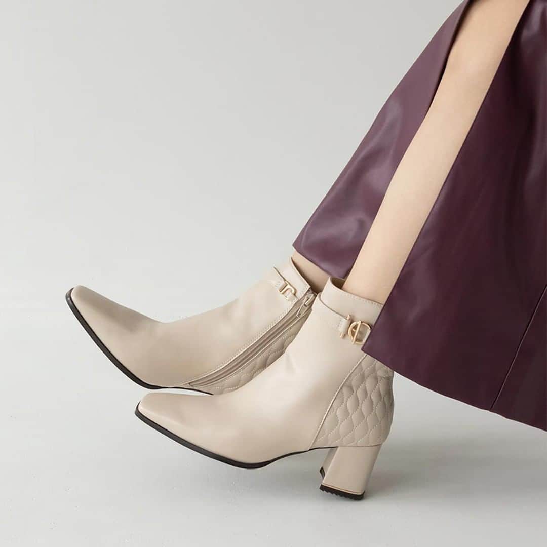 RANDAさんのインスタグラム写真 - (RANDAInstagram)「【2WAY Short Boots】 キルティングとレザーの切り替えデザインが印象的なショートブーツ。 ベルト有りでも無しでも履ける2WAY仕様がうれしいポイントです◎   ---------------  2WAY キルティング切り替えショートブーツ (PC11609) 11,990 yen 店舗・オンラインストアで販売中  --------------- ※詳細は @randa_pic プロフィールURLよりご覧ください！  ＊＊＊＊＊＊＊  ＼RANDAでは現役スタッフが情報発信中！／ 162cm @sayaka_doumoto 162cm @e_mi_yo_ko 160cm @t_c_h_r 157cm @chi_nishikubo 157cm @hrm_kaneko 157cm @im_seina 154cm @kumiko_ono_ 150cm @izu_mygram  お買い物でなにかお困りのことがございましたら お気軽に上記スタッフにご相談ください♡  ＊＊＊＊＊＊＊」12月26日 13時44分 - randa_pic