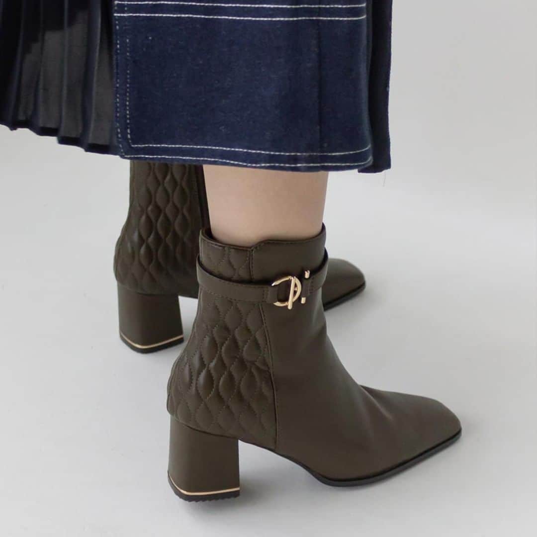 RANDAさんのインスタグラム写真 - (RANDAInstagram)「【2WAY Short Boots】 キルティングとレザーの切り替えデザインが印象的なショートブーツ。 ベルト有りでも無しでも履ける2WAY仕様がうれしいポイントです◎   ---------------  2WAY キルティング切り替えショートブーツ (PC11609) 11,990 yen 店舗・オンラインストアで販売中  --------------- ※詳細は @randa_pic プロフィールURLよりご覧ください！  ＊＊＊＊＊＊＊  ＼RANDAでは現役スタッフが情報発信中！／ 162cm @sayaka_doumoto 162cm @e_mi_yo_ko 160cm @t_c_h_r 157cm @chi_nishikubo 157cm @hrm_kaneko 157cm @im_seina 154cm @kumiko_ono_ 150cm @izu_mygram  お買い物でなにかお困りのことがございましたら お気軽に上記スタッフにご相談ください♡  ＊＊＊＊＊＊＊」12月26日 13時44分 - randa_pic