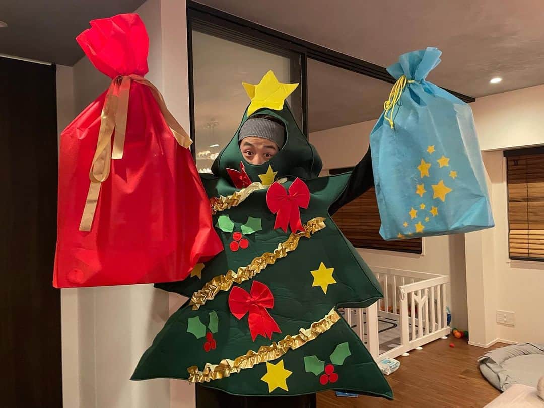 桃さんのインスタグラム写真 - (桃Instagram)「我が家のクリスマス2022🎅🏻🎄 サンタが夜中にこっそりプレゼントを靴下に入れておくという設定ガン無視。笑  #クリスマス #christmas #たろじろ #生後7ヶ月 #1歳7ヶ月 #年子兄弟 #ツリーがツリーをトントンしてる姿可愛すぎる」12月26日 14時14分 - momo.official