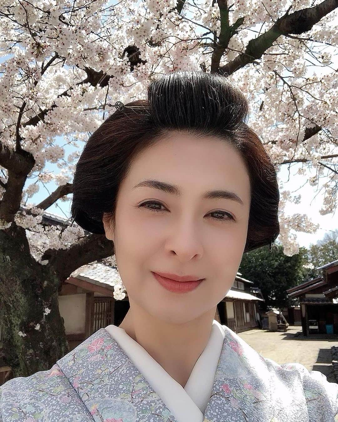 檀れいさんのインスタグラム写真 - (檀れいInstagram)「🌹🌹  マジックバトルが終わったら次は〜‼️ 「無用庵隠居修行」です‼️ なんと、本日より4日間一挙に放送します✨ 無用庵、大好きな方も 知らなかった〜っていう方も 是非ご覧くださいね✨  1年に1作品、大切に大切に撮影している 時代劇🥳  ほっこり温かな気持ちにさせてくれる ドラマです✨  BS朝日にて‼️ 12月26日　21時〜 「無用庵隠居修行1」 12月27日  18時〜 「無用庵隠居修行2」 12月28日  18時〜 「無用庵隠居修行3」 12月28日  20時〜 「無用庵隠居修行4」 12月29日  16時57分〜 「無用庵隠居修行5」 12月29日  19時〜 「無用庵隠居修行6」  是非ご覧くださいね🌈✨  檀れい🌹  #檀れい #danrei #bs朝日 #無用庵隠居修行 #時代劇 #一挙放送 #感謝です #観てね #檀スタグラム」12月26日 14時20分 - danrei_official