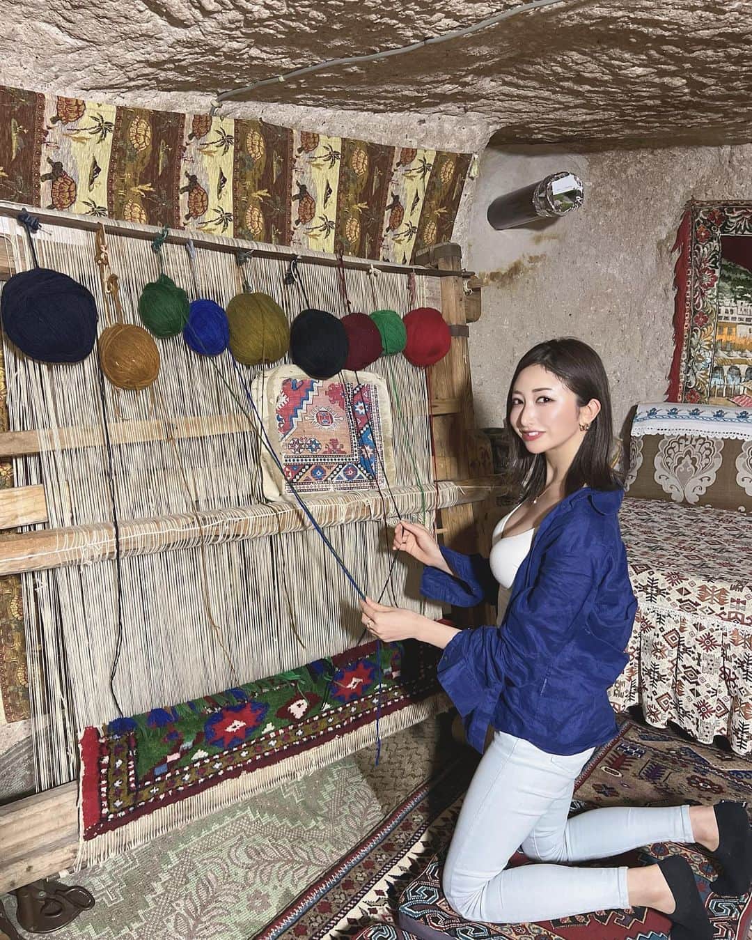 メイサさんのインスタグラム写真 - (メイサInstagram)「世界遺産の洞窟住居訪問とトルコ絨毯のショッピング😊  トルコ絨毯は世界でもトップクラスの品質と長い歴史を持つ伝統工芸品で、2,000年以上の長きに渡る伝統を失わずに受け継がれてきたものだそうです🥹  細かい作業を続けるのが苦手な 私には絶対に作れない、、、😭笑  #トルコ#世界遺産#きのこ岩#トルコ絨毯#伝統工芸#洞窟#旅好きな人と繋がりたい #自然好きな人と繋がりたい #メイサ#本当に売れてて可愛いキャバ嬢はメゾンドボーテ #resort#asiangirls #taipei#kawaii #trip#vacation#beautifulplaces #turky #cappadocia #mushroomrock#셀카#셀카그램#攝影#旅遊攝影」12月26日 16時17分 - meisa_0728