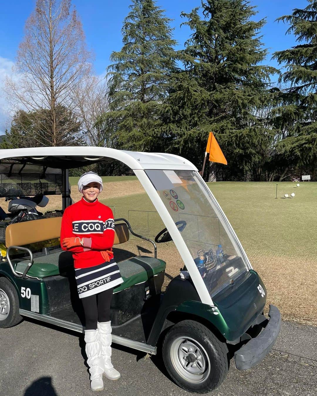 坂村かおるさんのインスタグラム写真 - (坂村かおるInstagram)「・ クリスマスゴルフ⛳️ ・ お天気は良かったけど、北風が凄くボールが押し戻されたり、流されたりで、北関東の冬のゴルフは敵が増える💦 ・ 「低めのにボールを打つ！」そんな技術も飛距離も持ってない😭 ・ でもスポーツはいい！ ・ 心技体が養われて、硬くなった全てが柔軟になって行く様だ‥ ・ また、普段着では絶対にチョイスしないオレンジ色が着てれ、またまた嬉しい💕 ・ 来年も頑張るぞ！ ・ ・  いつも「いいね！」を頂きありがとうございます。 皆さんのコメントに元気を貰っています😊  #クィーンオブ美魔女 #team美魔女 #美ST #坂村かおる #トータルビューティーアドバイザー #美しく老いる #バランス #美容 #コスメ #ファッション #今日のコーデ #トータルバランス #お洒落な人と繋がりたい #コスメ好きな人と繋がりたい #美意識高い人と繋がりたい #美魔女 #美魔女が変わる #アップデートしてる人と繋がりたい #自分らしくアップデート #ゴルフ女子 #ゴルフ女子と繋がりたい  #ゴルフコーデ」12月26日 17時10分 - kaoru.sakamura