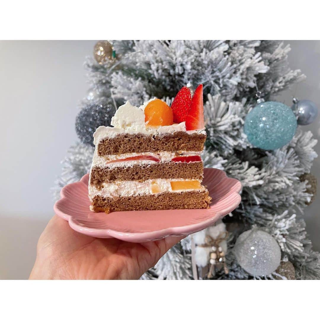 真野恵里菜さんのインスタグラム写真 - (真野恵里菜Instagram)「今年のクリスマスケーキ🎂 . . 一昨年は初めてブッシュドノエルを作り 去年はマドリードのケーキ屋さんで クリスマスケーキを予約して 「今年はどうする？」って悩んでるうちに 予約期間が過ぎてしまったので 作るかー！！となり ショートケーキ作りに挑戦してみました🫧 . . ココアスポンジケーキ🍫 中にはメロンとイチゴ🍈🍓 ケーキ用の飾りは探し回ったけど 一昨年同様やっぱり売ってなかったから イチゴサンタでクリスマス感を🎅🏻 . . 一昨年ぶりのケーキ作りだったから ドタバタしたしクリーム全然上手く塗れない絞れないで もうやだ〜😭😭😭 って何度か心が折れそうになったけど なんとしても作り上げるんだ！って 想いで完成させました！🥺 思い描いてたものとはちょっとかけ離れてるけど😂 初めてにしては上出来でしょう！！ と、たまには自分を褒めてみます😂😂 . . 昨日はケーキ作りにクリスマスディナー作りと すごい夢中になって楽しいクリスマスでした🎄 まだケーキは残ってるので私は今日も食べます🤭 #クリスマスケーキ #クリスマスケーキ手作り  #ショートケーキ #いちごサンタ  #甘さ控えめ」12月26日 17時48分 - erinamano_official