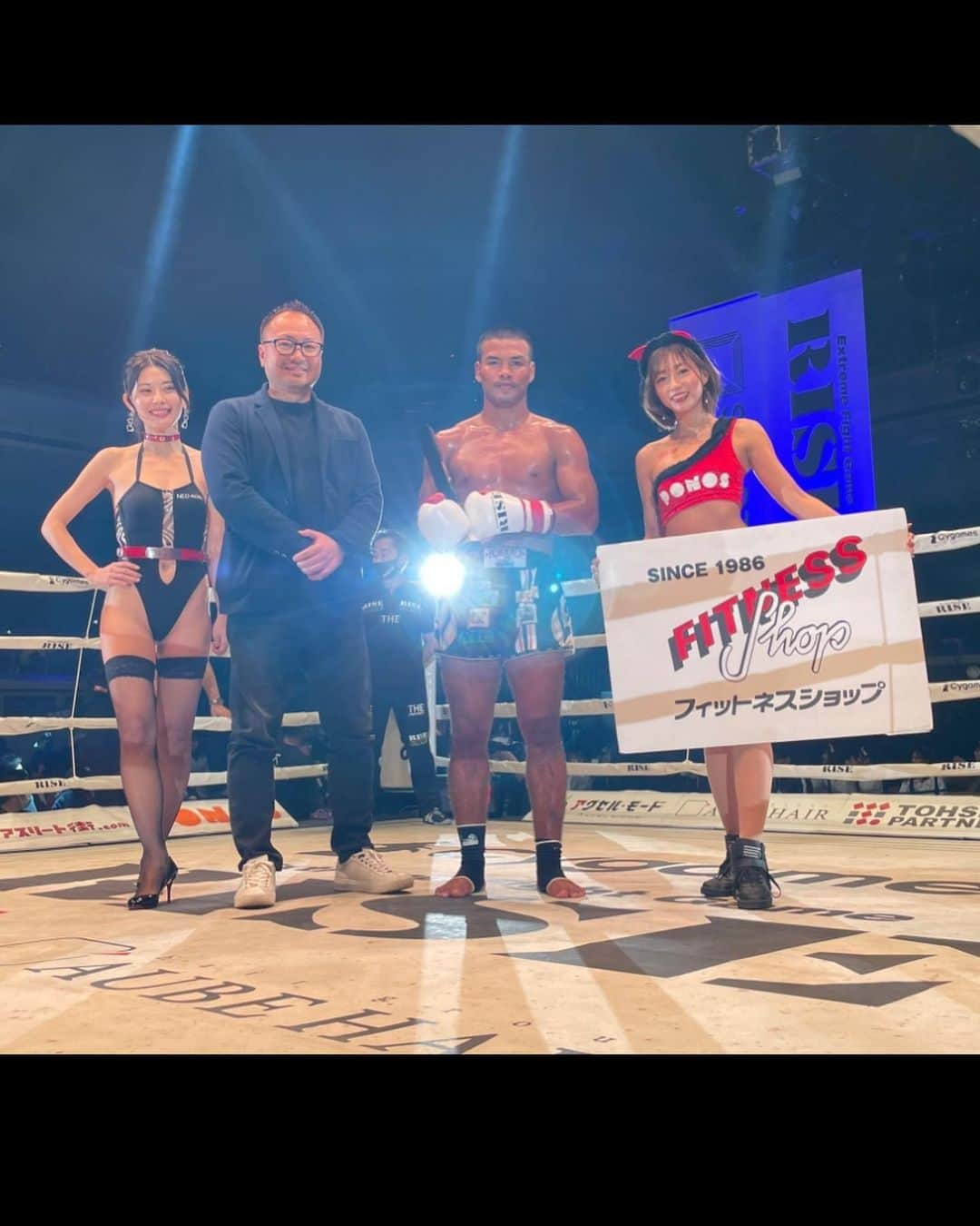 大貫彩香さんのインスタグラム写真 - (大貫彩香Instagram)「『Cygames presents RISE WORLD SERIES / SHOOTBOXING-KINGS 2022』 両国国技館へのご来場、ABEMAの配信でのご観戦・応援、誠にありがとうございました😊🌸  まさに #聖夜の最狂決定戦 特別な夜でした🎄🖤  RISEとシュートボクシングの対抗戦、鈴木真彦選手vs.志朗選手のRISEバンタム級頂上決戦、GLORYとの対抗戦・RIVALS  3団体の最強が集い白熱した戦いで熱い想いにしてくれました🔥  私はラウンドガールを務めて頂きやした🙇🏻‍♀️ 私達RISEフォースはこの日限りの スペシャル衣装でサンタにゃんこ🎅🏻🐈❤️ いかがだったでしょうか？  ありがとうございました😊✨  シュートボクシングルールの近距離戦の攻防やRISE選手の投げは新鮮✨勝って欲しい!!て願ったけど、RISE選手負けてなくて坂本選手のパンチの威力にはビックリ仰天して、南原選手の勝ちには興奮しました！そしておりゃ〜！と門口選手が登場して勝利！最高に盛り上がりました！  パワフルな外国人選手との対決、こんなにも世界は強いのか！！と思ったり、これが日本で見れているの嬉しかったり、ペット選手の感情・本能むき出しな猛烈な攻めに対して山田選手強くって、もっと見たいと思ってしまいます。 白鳥選手のじゃあパンチでと言わんばかりの、対YA-MANさんの時もそう思ったけど男気というか人間味ある戦いは素敵で、原口選手は強かった。計量の時も身体から強いって、オーラが見えてる感じがしていて、今回のフライヤーのまんまでした！！！  鈴木真彦選手vs.志朗選手は早いというか凄すぎて、見逃さない様に👀ギンッてして見てました!!し、 ラウンドガール全員頭抱えて応援してました どっちを応援すればいいの！！？ この2人戦わせたの誰ですか！！？！(伊藤代表です) ああ！！ありがとうございます！！！！ て、応援してました笑  選手の皆さんの熱い想い、戦いが合って 応援してくださる方や相手選手への感謝があって。 今回も色んなドラマがありましたね！  生歌やバイオリン生演奏、大迫力の入場曲、演出 シュートボクシングのラウンドガールの皆様と 関係者、スタッフの皆様お疲れ様でした🙇🏻‍♀️🌸 ありがとうございました😊 最高な日でした✨  #Cygames presents #RISEWS_SBKINGS 2022」12月26日 18時15分 - sayaka_oonuki