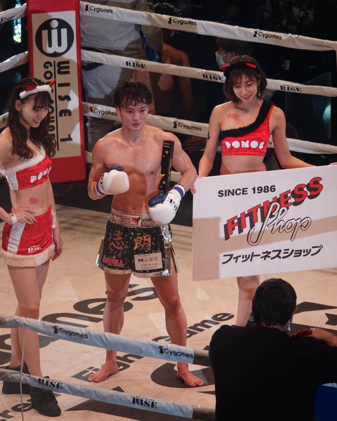 大貫彩香さんのインスタグラム写真 - (大貫彩香Instagram)「『Cygames presents RISE WORLD SERIES / SHOOTBOXING-KINGS 2022』 両国国技館へのご来場、ABEMAの配信でのご観戦・応援、誠にありがとうございました😊🌸  まさに #聖夜の最狂決定戦 特別な夜でした🎄🖤  RISEとシュートボクシングの対抗戦、鈴木真彦選手vs.志朗選手のRISEバンタム級頂上決戦、GLORYとの対抗戦・RIVALS  3団体の最強が集い白熱した戦いで熱い想いにしてくれました🔥  私はラウンドガールを務めて頂きやした🙇🏻‍♀️ 私達RISEフォースはこの日限りの スペシャル衣装でサンタにゃんこ🎅🏻🐈❤️ いかがだったでしょうか？  ありがとうございました😊✨  シュートボクシングルールの近距離戦の攻防やRISE選手の投げは新鮮✨勝って欲しい!!て願ったけど、RISE選手負けてなくて坂本選手のパンチの威力にはビックリ仰天して、南原選手の勝ちには興奮しました！そしておりゃ〜！と門口選手が登場して勝利！最高に盛り上がりました！  パワフルな外国人選手との対決、こんなにも世界は強いのか！！と思ったり、これが日本で見れているの嬉しかったり、ペット選手の感情・本能むき出しな猛烈な攻めに対して山田選手強くって、もっと見たいと思ってしまいます。 白鳥選手のじゃあパンチでと言わんばかりの、対YA-MANさんの時もそう思ったけど男気というか人間味ある戦いは素敵で、原口選手は強かった。計量の時も身体から強いって、オーラが見えてる感じがしていて、今回のフライヤーのまんまでした！！！  鈴木真彦選手vs.志朗選手は早いというか凄すぎて、見逃さない様に👀ギンッてして見てました!!し、 ラウンドガール全員頭抱えて応援してました どっちを応援すればいいの！！？ この2人戦わせたの誰ですか！！？！(伊藤代表です) ああ！！ありがとうございます！！！！ て、応援してました笑  選手の皆さんの熱い想い、戦いが合って 応援してくださる方や相手選手への感謝があって。 今回も色んなドラマがありましたね！  生歌やバイオリン生演奏、大迫力の入場曲、演出 シュートボクシングのラウンドガールの皆様と 関係者、スタッフの皆様お疲れ様でした🙇🏻‍♀️🌸 ありがとうございました😊 最高な日でした✨  #Cygames presents #RISEWS_SBKINGS 2022」12月26日 18時15分 - sayaka_oonuki