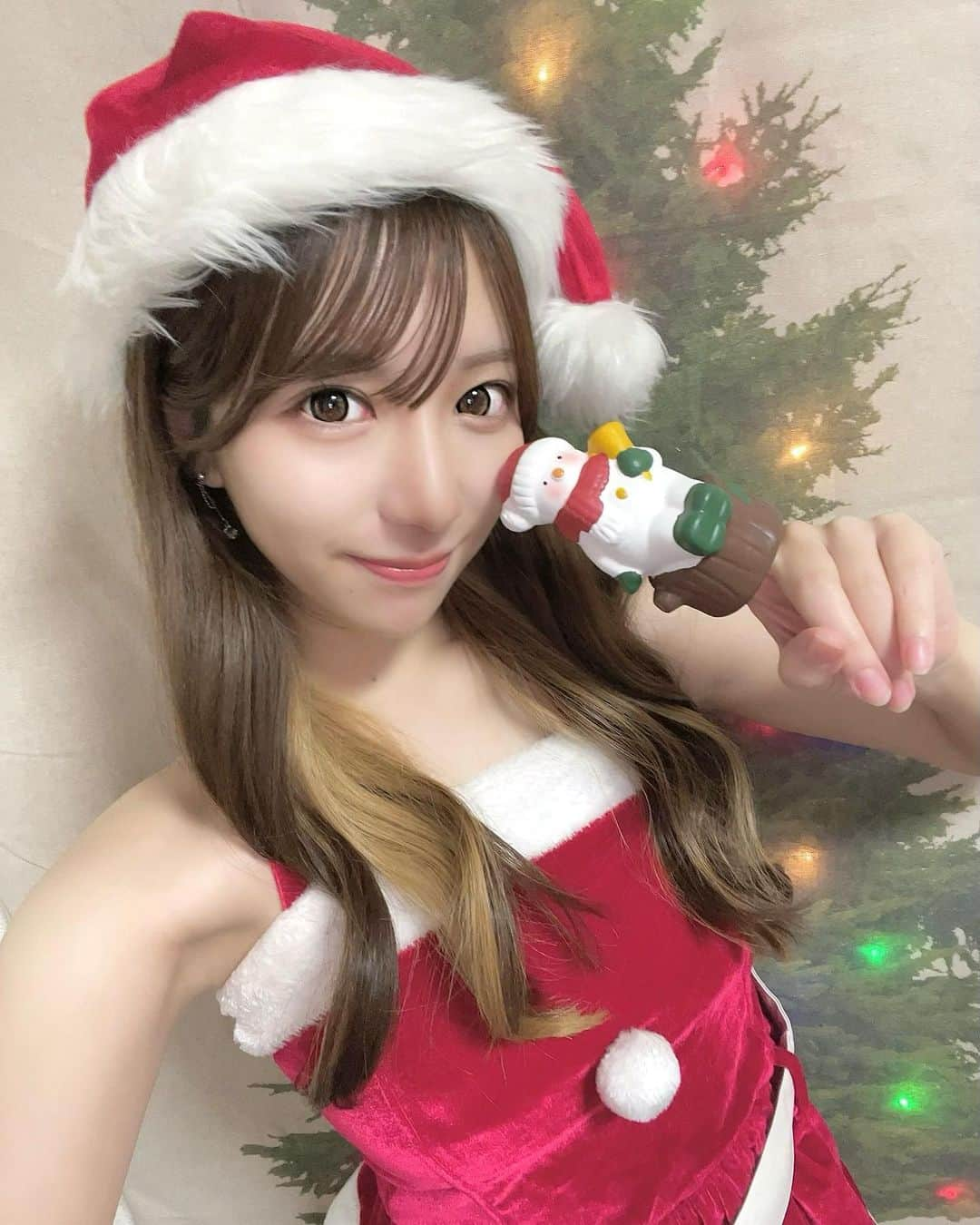 川本愛彩さんのインスタグラム写真 - (川本愛彩Instagram)「. こんばんにゃ🐾 皆さん週末クリスマスは いかがお過ごしでしたか？🎄  私は24日法事と気持ちの切り替えが 大変でしたが💧 昨日25日はTikTok配信で サンタコス出来て良かったな♡  皆さん見に来てくれてありがとう😍🫶 残すは2023年までのCount Down‪𓂃 𓈒𓏸◌‬ 2023年良いSTARTがきれますように🙏 . . . #クリスマス#xmas #サンタクロース#サンタコス #今年もあと5日 #早い1年 #もういくつ寝るとお正月」12月26日 19時17分 - aya_s.collection