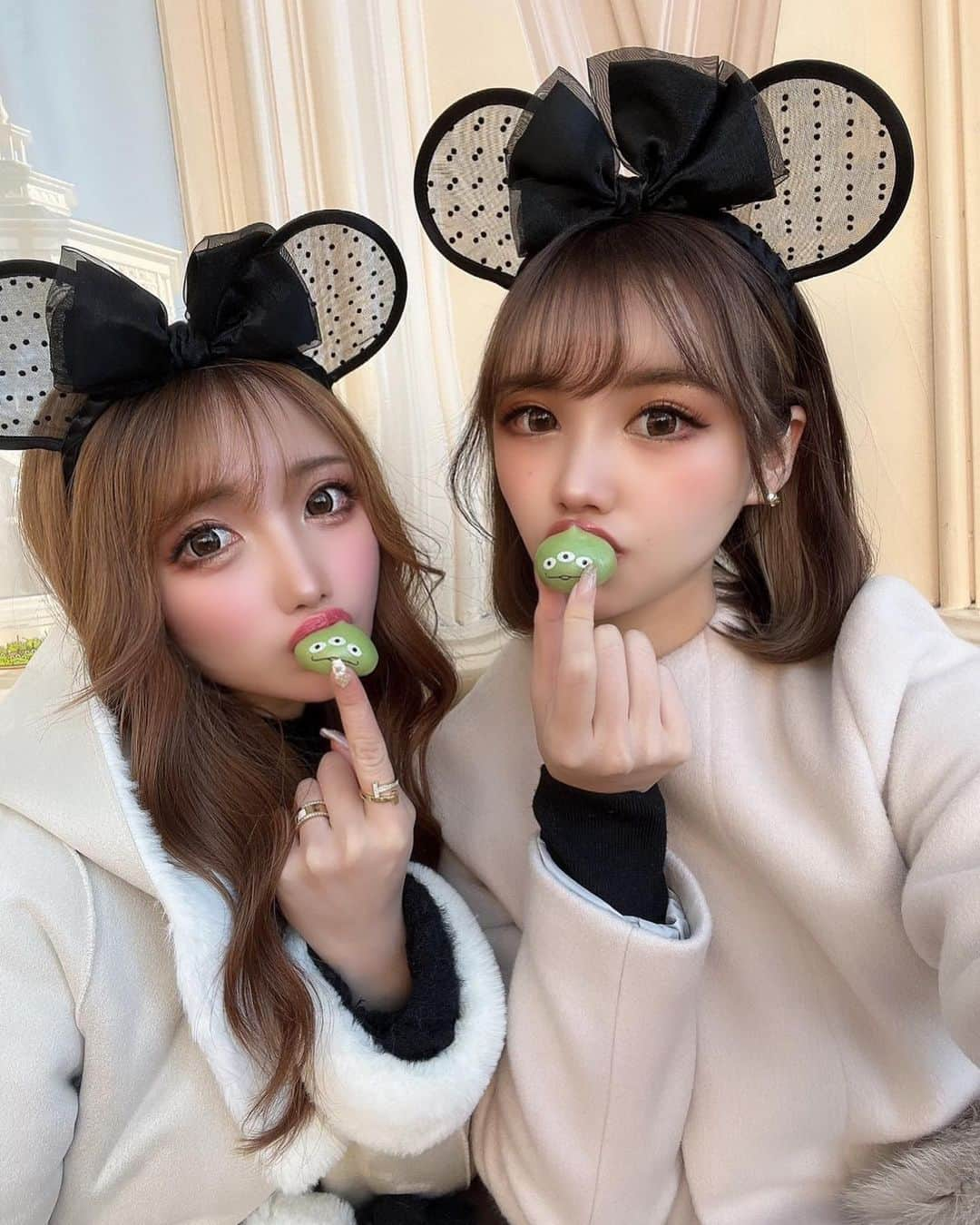 まゆぴちゅーさんのインスタグラム写真 - (まゆぴちゅーInstagram)「リンクコーデ🤍🖤🤍  @maho_stagram__ とディズニーに 行った時の2人のコーデ❤︎❤︎  まほが着たいってゆーてた可愛いコートが あって、それにまゆは雰囲気合わせて 行ったんだけど、 なんかインナーも2人とも黒で、 アウターの雰囲気も揃っていい感じだった💓  そしてシースルーのドットのミニーちゃんの カチューシャも可愛くない？🙈🖤💓 . . . #リトルグリーンマン #ディズニーコーデ #ディズニーランド #ディズニーカチューシャ #ディズニーフード #リンクコーデ #おそろコーデ #ディズニー写真部 #ホワイトコーデ #冬コーデ #クリスマスディズニー #冬ディズニー #ビジョビ @b_b_j.j」12月26日 20時41分 - mayu_03pichu