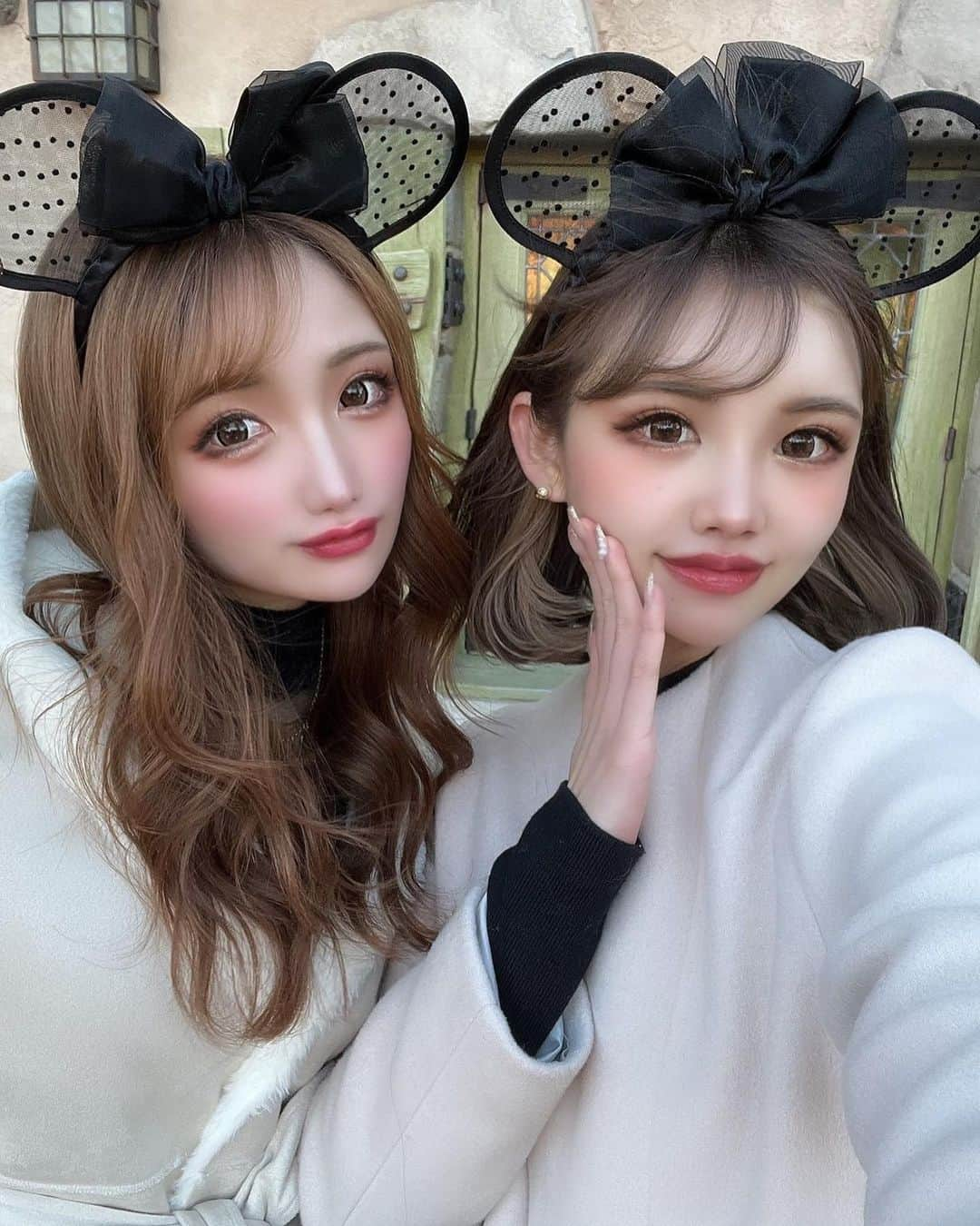 まゆぴちゅーさんのインスタグラム写真 - (まゆぴちゅーInstagram)「リンクコーデ🤍🖤🤍  @maho_stagram__ とディズニーに 行った時の2人のコーデ❤︎❤︎  まほが着たいってゆーてた可愛いコートが あって、それにまゆは雰囲気合わせて 行ったんだけど、 なんかインナーも2人とも黒で、 アウターの雰囲気も揃っていい感じだった💓  そしてシースルーのドットのミニーちゃんの カチューシャも可愛くない？🙈🖤💓 . . . #リトルグリーンマン #ディズニーコーデ #ディズニーランド #ディズニーカチューシャ #ディズニーフード #リンクコーデ #おそろコーデ #ディズニー写真部 #ホワイトコーデ #冬コーデ #クリスマスディズニー #冬ディズニー #ビジョビ @b_b_j.j」12月26日 20時41分 - mayu_03pichu