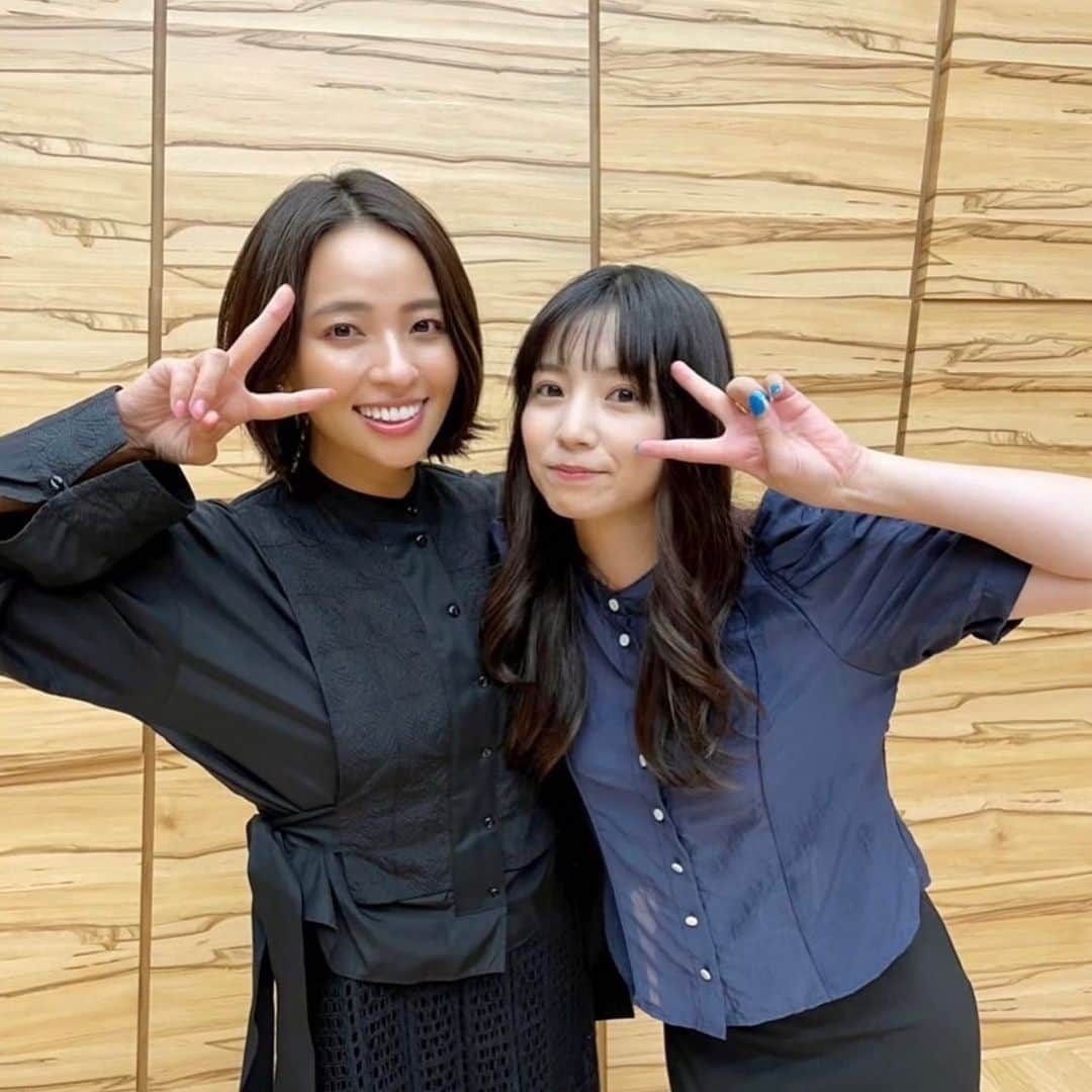 入来茉里さんのインスタグラム写真 - (入来茉里Instagram)「2022年の初詣 2人とも 引いたおみくじが 大吉だった私達の1年 （気になる方は年始の投稿を見てね） @misakiayame 楽しいこと沢山あったね、ありがとう♡  2022年は お仕事（ドラマ、バラエティ、舞台、ラジオ、CM）と幅広く出演することが出来て、趣味のゴルフや麻雀もお仕事に繋がり、新しい自分の一面も見れた良い年でした☺️ 挑戦するって大事ですね 皆さんはどんな1年でしたか？？  今年もいろんな事があったけど この年末年始は デジタルデトックスをしようと思います この投稿を最後に しばらく携帯と距離をとって 空いた時間は 読みたかった本を読んだり とにかく時間を気にしないひとときを☺️  また2023年に 元気に 会いましょう☺️  皆様、良いお年をお迎えください 2022年 沢山 ありがとう☺️  #2022 #年末 #年末のご挨拶」12月26日 20時52分 - iriki.mari_official