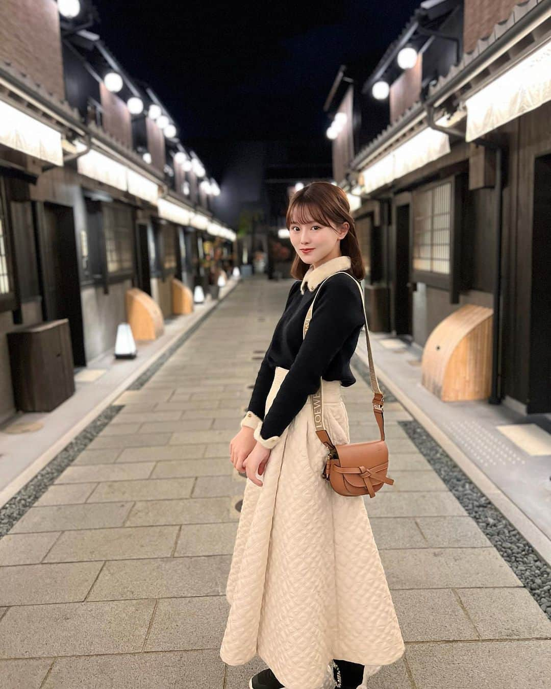 吉田恵美さんのインスタグラム写真 - (吉田恵美Instagram)「京都の @nazuna.official に 宿泊してきました🍃  宮崎・飫肥に行った時本当に感動して、ついに念願の京都に！  敷地内には街並みが再現されていて、そこに一棟貸しのお部屋があります！ すごくインスタ映えです👍笑  全室に露天風呂がついていて、この時期に外気浴しながらのお風呂は最高！！  お部屋を広々満喫しながら何とおしゃれなお酒もフリーでいただけてたくさん飲みました🍺  朝ごはんはおばんざいとお茶漬けで、たくさんご飯おかわりした🤭  宮崎に続き大満足の滞在🤍本当におすすめなので京都に行く際はぜひ！  #nazuna京都椿通」12月26日 22時14分 - _yoshida_megumi