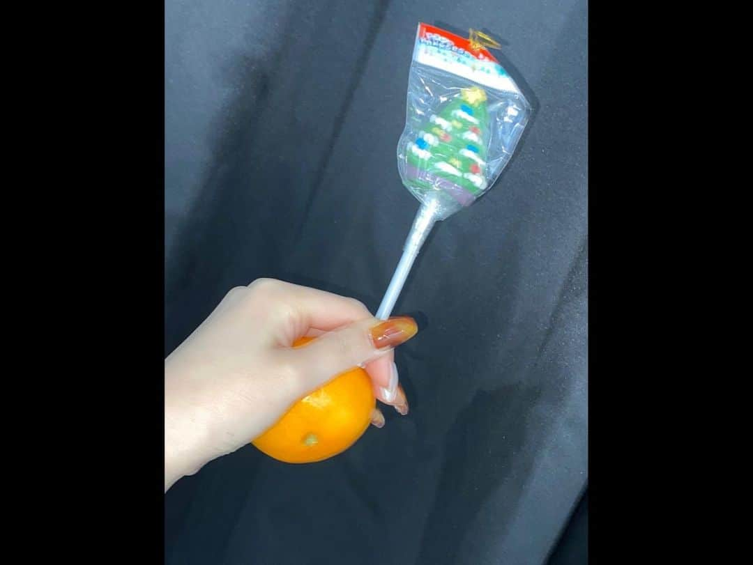 NMIXXさんのインスタグラム写真 - (NMIXXInstagram)「🤵‍♀️✨👠 류진 선배님이 주신 🍊 리아 선배님이 주신 🍭 감사합니닿💓  #NMIXX #엔믹스 #규진 #KYUJIN #SBS #가요대전 #레드카펫 #당충전 #짱」12月26日 22時24分 - nmixx_official