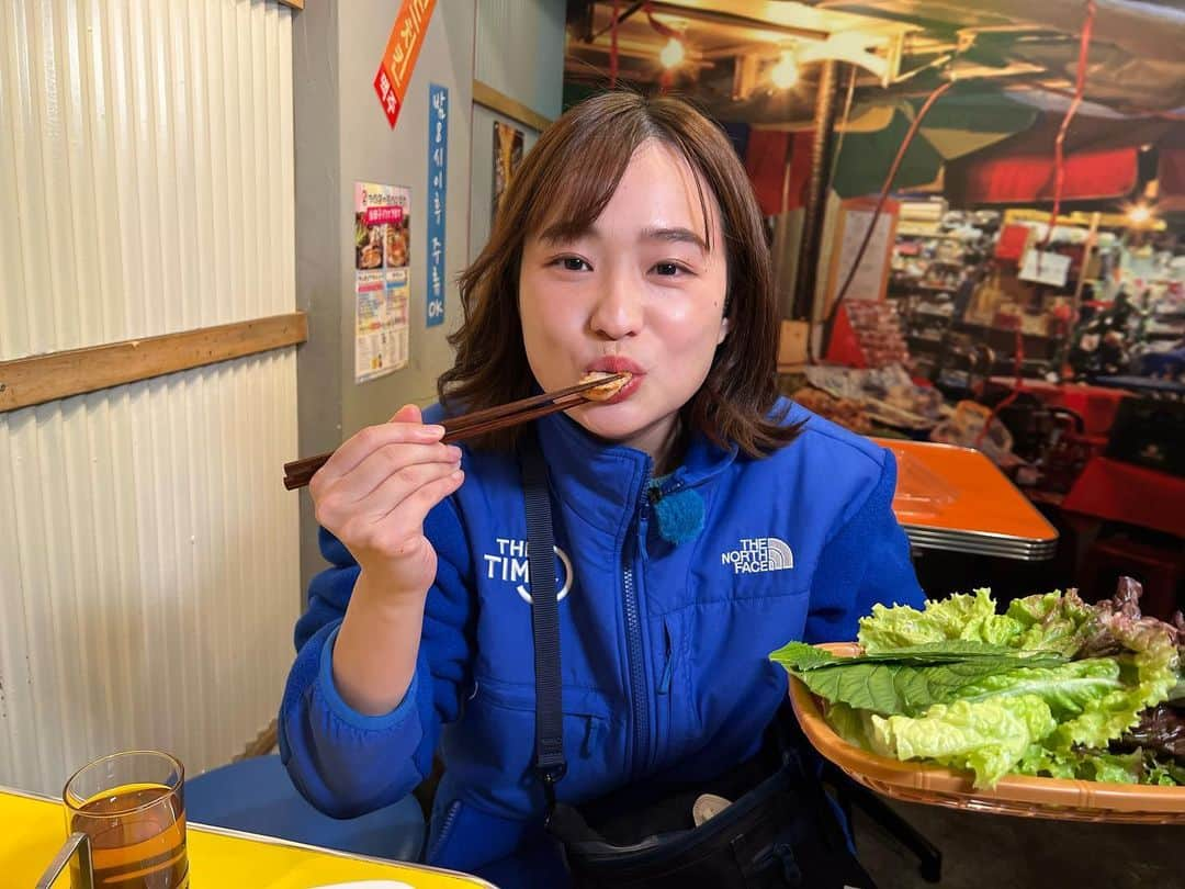 篠原梨菜さんのインスタグラム写真 - (篠原梨菜Instagram)「#朝5時の美味time 東京・台東区　浅草橋駅近く 豚大門市場へ！朝5時まで営業。 「豚大門セット」サムギョプサルを😋 今日はプレーンとテンジャン(みそ)🥓 山形県の庄内豚を使い、脂もしつこくなくお肉の旨みたっぷり！ サンチュで香味野菜と包めばさっぱり、食べ応えも満点😋 #早朝グルメ #thetime_tbs #浅草橋グルメ  #豚大門市場  #サムギョプサル #庄内豚 #tbs」12月27日 7時09分 - shinorinatbs