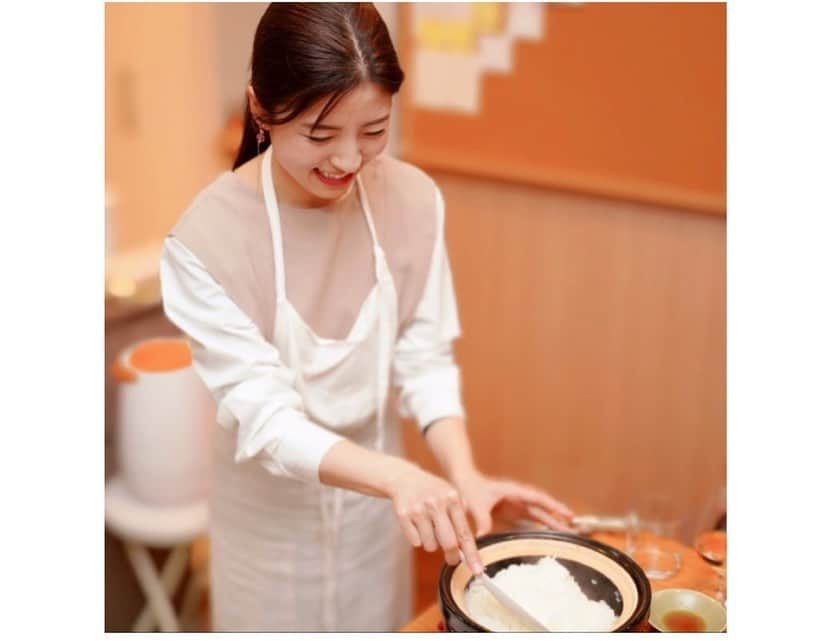 松井絵里奈さんのインスタグラム写真 - (松井絵里奈Instagram)「🫶 大好きな人にお料理を作る時間。 楽しくて幸せな瞬間を、 撮ってもらいました🥹💗  Rikaちゃんは愛に溢れていて 撮る写真もその心が映し出されてる🥰  ありがとう✨ Photo by Rika @rika_portrait   手作り味噌のお味噌汁と 美味しいお米を土鍋で炊いた 土鍋ご飯がわたしの得意料理です♪  #えりなごはん #おうちごはん #手前味噌 #幸せ時間 #愛の時間 #楽しいことで自分を満たす #お料理好きな人と繋がりたい  #松井絵里奈 #💗」12月27日 9時44分 - erina74xx