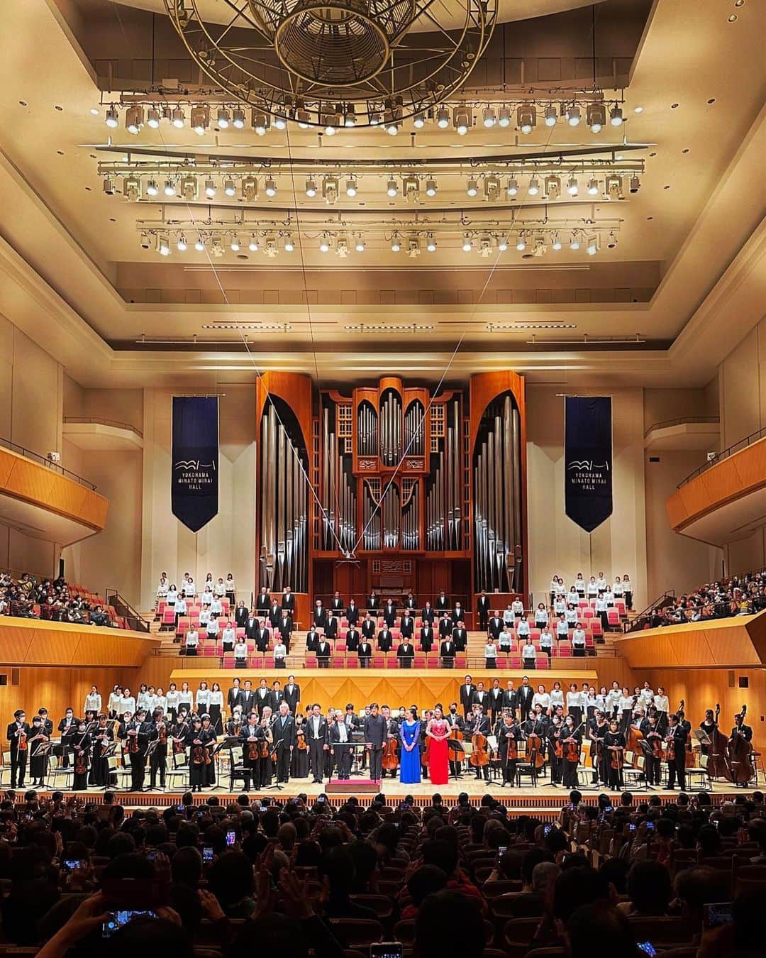 本間智恵さんのインスタグラム写真 - (本間智恵Instagram)「⁡ 私が「題名のない音楽会」を担当していたのは随分と前なのですが(2010年〜2015年の5年半担当していました)今でもお付き合いのある、指揮者 佐渡裕さん。 先日、佐渡さんの指揮による新日本フィルハーモニー交響楽団の特別演奏会へ行ってきました！ 久しぶりのクラシックコンサート、堪能しました…🥹 ⁡ 年末といえば第九！ 一年を振り返りながら、降り注ぐ音楽を身体で感じる贅沢な夜でした😌✨ お友達の @kumazawa_eriko と！ ⁡ (なんとカーテンコールのみ撮影可でした♡) ⁡ #クラシック音楽 #ベートーヴェン #第九 #新日本フィル第九 #佐渡第九 #sadono9」12月27日 9時48分 - chiehonma