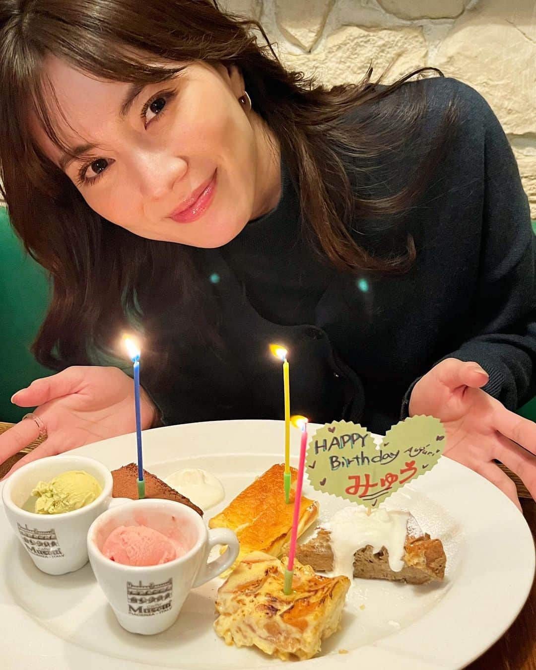 安座間美優さんのインスタグラム写真 - (安座間美優Instagram)「昨日誕生日を迎えました。 いくつになってもお祝いしてもらえるのは嬉しいですね🎂  支えてくれているすべての方に感謝です！ いつもありがとうございます♡  これからもよろしくお願いします😊  #birthday」12月27日 9時50分 - mew_azama