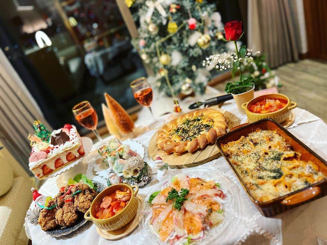 緒方咲さんのインスタグラム写真 - (緒方咲Instagram)「🎅🍗🎂🎄❤️  @ren.songstress ちゃんが 豪華すぎるXmas料理を作ってくれました😭🎄🎁🎅  本当にすごい‼️‼️‼️ 全部美味しくて感動😭💖  念願の蓮ちゃんの手作り料理を 食べれて幸せでした(˶ˊᵕˋ˵)💕💕  こんな素敵で幸せで贅沢な クリスマスを過ごさせてくれてありがとう❤️💚🎁  ここまで時間と能力をかけて 準備してくれた蓮ちゃん本当にありがとう😭🌸❤️  自慢すぎる友達であり親友であり家族であり、 蓮ちゃんがいつも一緒にいてくれて 咲は本当に幸せです🙈🙈💖💖  来年はもーっと幸せになるし、 楽しみだねぇ😆🥰😍🐰✨✨✨  #xmas #christmas #クリスマス #メリークリスマス #merrychristmas #サンタコス  #サンタクロース #クリスマスツリー #japanesegirl #コスプレ #幸せ #happy #photo #クリスマスケーキ #クリスマスごはん #sweets #sweet #cake #cakestagram #cooking #cookingram #instacooking #手作りケーキ #ケーキ作り #ケーキ #スイーツ #スイーツ作り #手作りスイーツ #れんれんcooking #れんれんスイーツ」12月27日 11時26分 - chaaansaki