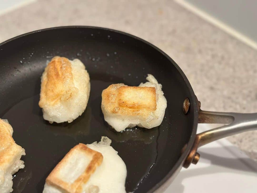 渡辺早織さんのインスタグラム写真 - (渡辺早織Instagram)「&M 今回の料理 お餅の鹹豆漿（シェントウジャン） を作りました！  台湾の定番の朝ごはんである 鹹豆漿（シェントウジャン）に お餅を入れてお正月アレンジです🎍  #鹹豆漿  #シェントウジャン   お餅は昨年いただいて感激した 江戸のし餅を今年もお願いしました。 普通の切り餅に戻れない…  作り方はコラムのフォトギャラリーに 載せています🥣🇹🇼  ぜひご一読ください✨  #朝日新聞デジタル #andm #料理 #簡単レシピ #今日のごはん #早織飯 #ご飯記録」12月27日 12時35分 - _watanabesaori_