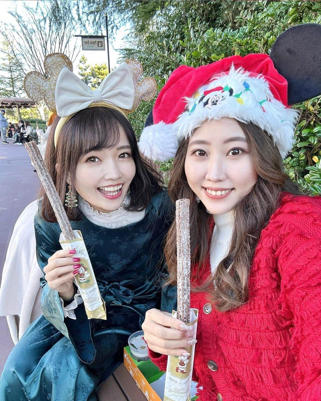 浅井麻里さんのインスタグラム写真 - (浅井麻里Instagram)「🍽ディズニークリスマスメニュー🍽 ⁡ クリスマス当日はディズニーランドの プラザパビリオン・レストランで クリスマスメニュー食べられた❤️🍽🎄 ⁡ リルリンリングッズと💕 ⁡ 期間限定のチョコチュロスも 前回のシーで食べられなかったから念願達成❤️😋 ⁡ 付けてるカチューシャはフロリダで買ったのだから また改めて投稿します♬ ⁡ ⁡ #ディズニーランド #ディズニーコーデ #ディズニーグッズ #プラザパビリオン #プラザパビリオンレストラン #ディズニー部 #ディズニーレストラン #ディズニーリゾート #東京ディズニーリゾート #ディズニーバウンド #ディズニーカチューシャ #パークフード #東京ディズニー #ディズニーフード #リルリンリン #tokyodisneyresort #disneyresort #disneyland #disneyphoto #disneyfood」12月27日 14時11分 - mari_asai_625