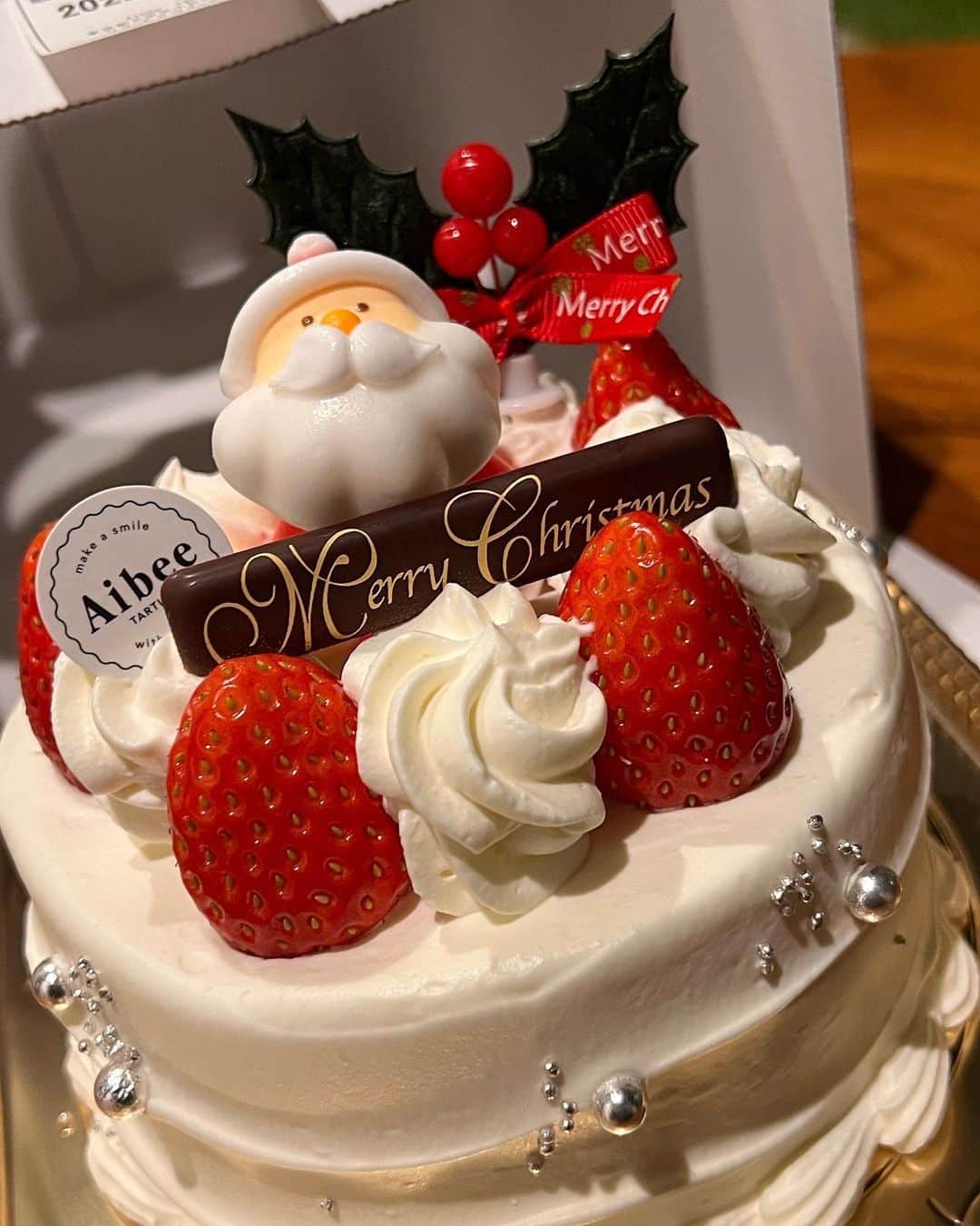 桃乃木かなさんのインスタグラム写真 - (桃乃木かなInstagram)「今年もしっかりお世話になっていたHACHIKUさん🍑  2枚目のケーキは自分のご褒美に注文していたHACHIKUさんとアイビータルトレットさんのケーキです🎂  やっぱり高野さんのいちごがいっちばん好きです〜！！」12月27日 17時02分 - kana_momonogi