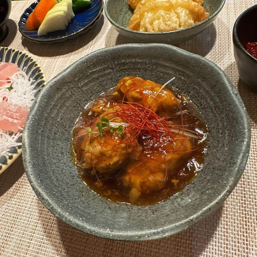 三宿菜々さんのインスタグラム写真 - (三宿菜々Instagram)「. 最近ハマってる長ネギの肉団子🧆  一味で食べるのがシンプルに美味しいのですが父のリクエストで甘酢ダレにしました🐶  が、 わたしお砂糖が苦手なので無意識にだいぶ避けてしまい結構な「酢ダレ」になりました｡｡笑  少しは入れたつもりだったんだけど😂😂 みりんじゃカバーしきれなかったです。  まあこっちの方が身体にはいいよ！と強行突破😂😂😂  献立 ◯長ねぎ肉団子 ◯すじこ ◯揚げ餃子　 ◯ぬか漬け ◯鮪のカルパッチョ ◯春菊のチョレギサラダ ◯わかめスープ  大根のつまはパンパンに入って30円くらい☺️安〜☺️」12月27日 18時08分 - mishuku_nana