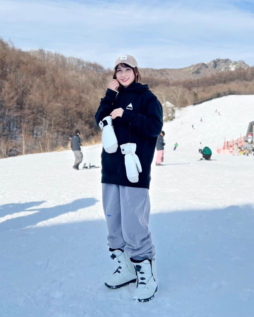 伊藤愛真さんのインスタグラム写真 - (伊藤愛真Instagram)「今年は何回行けるかなあ☺️ 一昨日ポコチャデビューしてインスタでまだ言ってなかった😂🔰 今日も22時からポコチャやるよ！ . . .  #スノボ女子#スノボ#スノボコーデ#スノーボード#スノーボード女子#スノーボードウェア#スノボウェア#snowboardwear#snowboarding#snowboard#ootd#스노보드#스노보드복#스키복」12月27日 18時44分 - __emagram