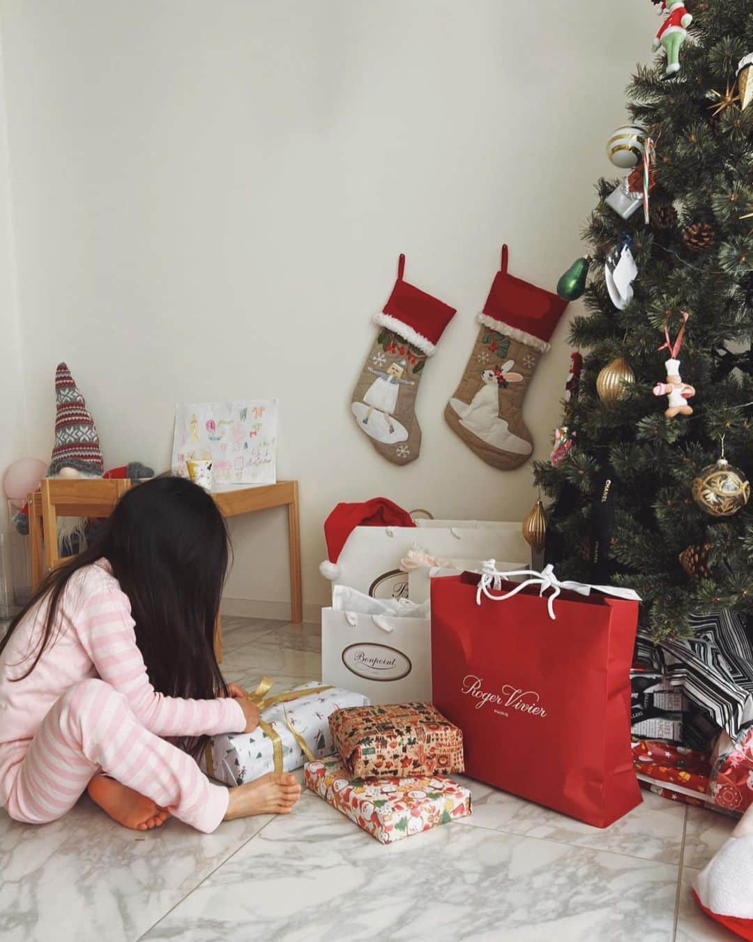 翁安芸さんのインスタグラム写真 - (翁安芸Instagram)「Underneath the Christmas tree🎁🎄✨  24日の夜にサンタさんへのクッキーとミルクも準備して🍪🥛  毎日ツリーの下のプレゼントを見て「はやくあけたいなぁ💭」と呟いていた娘。 クリスマスの朝には、すぐに1つ増えているプレゼントに気づき「サンタさんきたー😍」と大喜び！「おてがみにかいたほしかったものー❤️」と言っていたので、サンタさん来てくれて良かったね🥰  みんなからのプレゼントも開封して大興奮にそのまま夢中で遊んでいました❤️  ランチはお友達家族のお家で、素敵なクリスマス ランチ🍽️ 夢中で遊ぶ子どもたちを眺めながら、大人は一仕事終えたような気分で乾杯🥂✨  #happyholidays #christmas2022」12月27日 19時25分 - akinyc