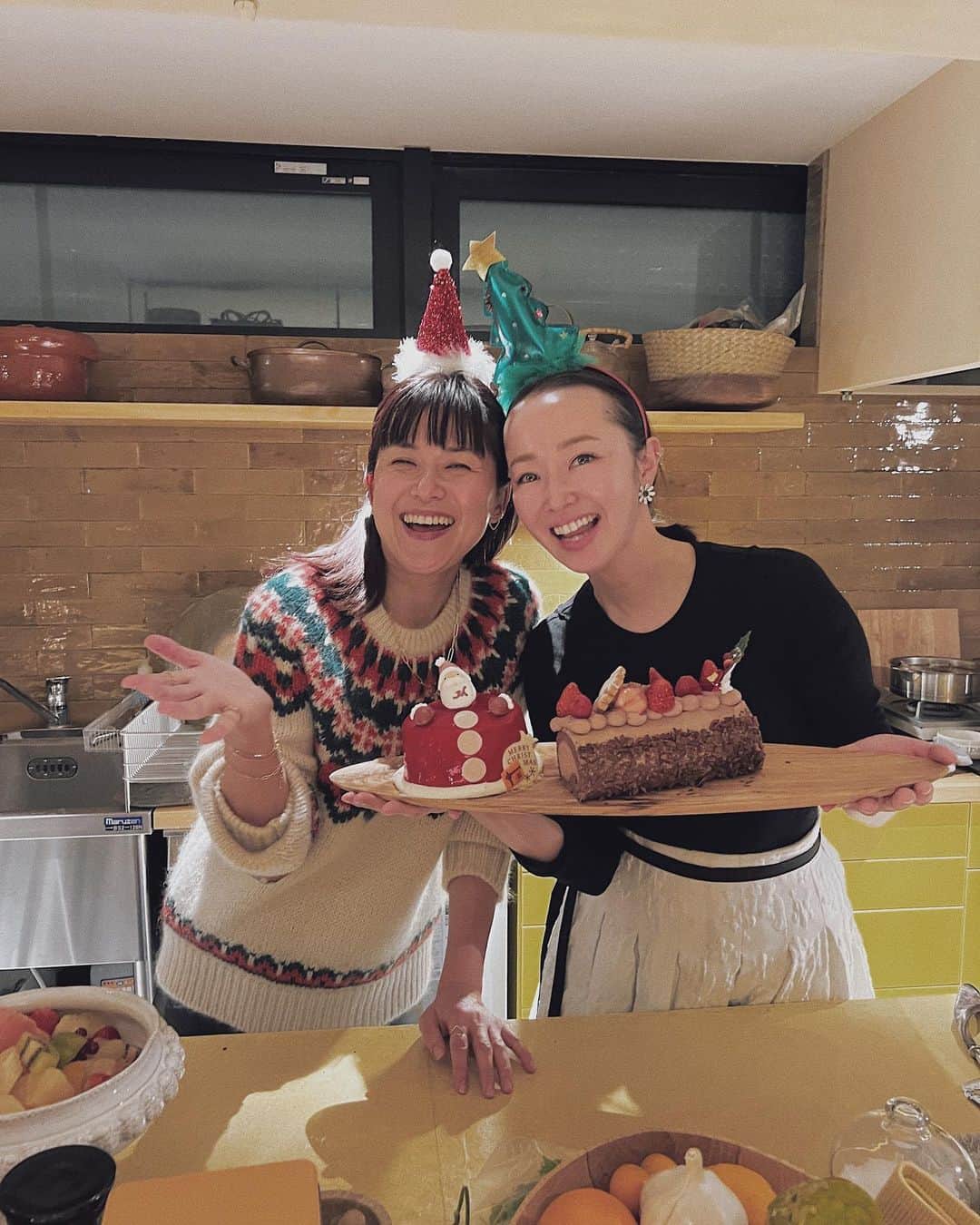 翁安芸さんのインスタグラム写真 - (翁安芸Instagram)「Christmas cake🎅🏻❤️🎄  クリスマスケーキは、子どもたちが喜ぶかなぁと選んだかわいい太っちょサンタとチョコレートのロールケーキ🤎 どちらも大好きな堂島ロール @dojima_moncher のも✨✨  この日は、仲良しメンバーで旬香舎のゆきさんが来年オープンするレストラン @iro_tokyo でのクリスマス会❤️  美味しいお料理とお家のようなお洒落で落ち着いた空間に、みんなと笑いの絶えない楽しい時間✨✨  #happyholidays #🎄」12月27日 19時46分 - akinyc