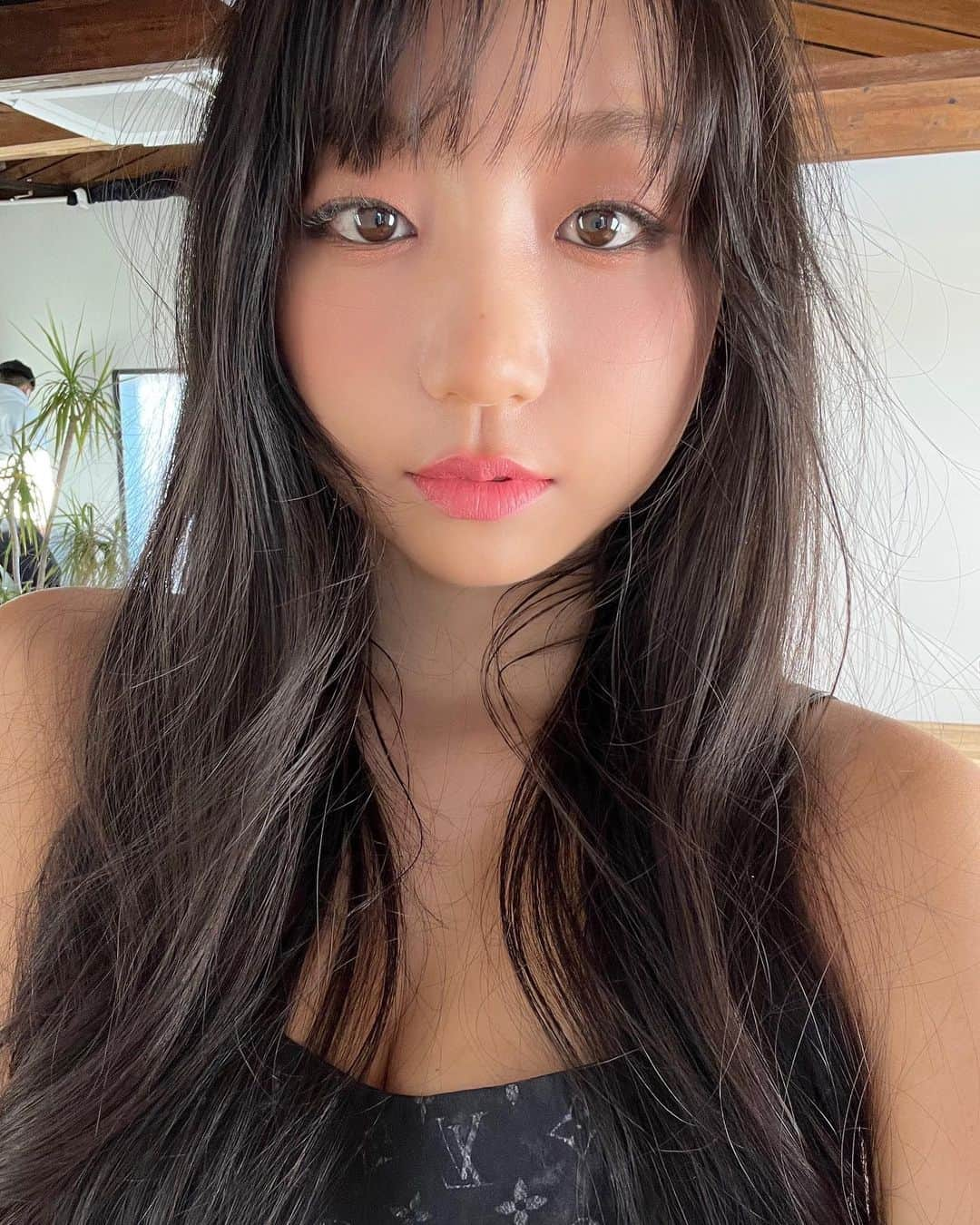 ピョ・ウンジさんのインスタグラム写真 - (ピョ・ウンジInstagram)「The last work of 2022🤗 Had fun with good ppl :) how’s my new makeup looks? Usually don’t wear much makeup but it’s fun to try different looks for shootings and pics turned out great! Pls look forward to it😘 2022년의 마지막 일도 즐겁게 마무리! 제 스모키 메이크업 어떤가용? 평소에 화장을 거의 안하지만 촬영할땐 여러가지 모습을 보여줄수 있고 오늘은 준준이 너무 예쁘게 해줘서🙏🏻💕결과물도 너무 잘나왔으니까 기대해줭🤗」12月27日 20時14分 - pyoapple