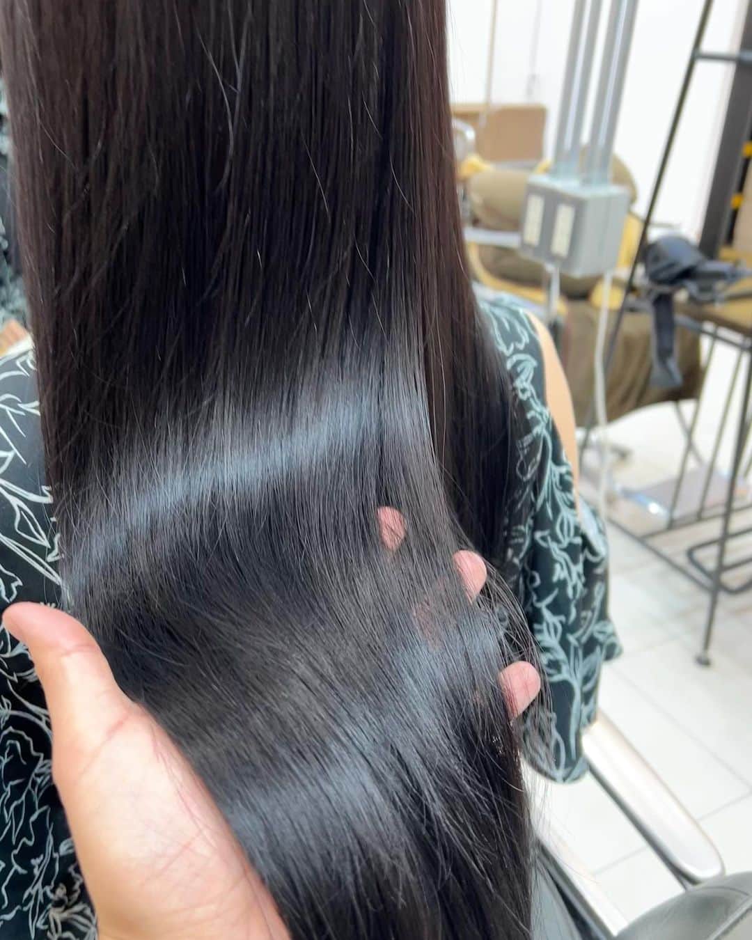 太田麻美さんのインスタグラム写真 - (太田麻美Instagram)「美容室納め🧏🏻‍♀️ Cupola @cupola_omotesando さんで年内最後のヘアメンテをしてきました✨ カラーは撮影に向けて落ち着いた暗髪にしていただきました✨ 今までで1番のロングヘアですが、Cupolaさんで定期的にヘアメンテをしてるお陰でずっとロングを保てています✨ タツマさん @tatsuma23 今年も一年 綺麗なヘアにしていただき有り難うございました😊  #cupola #cupolaomotesando #hair #longhair #haircolor #hairstyle #ヘアメンテナンス #ロングヘア #スーパーロング #クーポラ表参道 #ストレートヘア」12月27日 22時02分 - asami0523