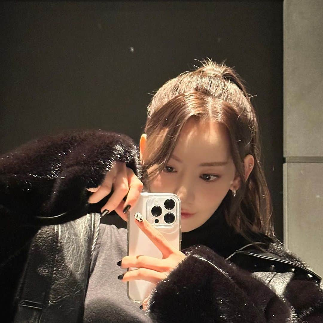 宮脇咲良さんのインスタグラム写真 - (宮脇咲良Instagram)「とーちゃく ✈️ 🐈🖤  #LVJewelry  #Empreinte  #LouisVuitton」12月27日 22時34分 - 39saku_chan