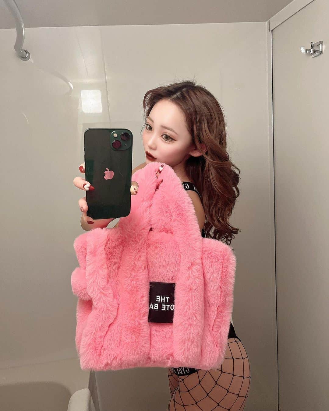 くまみゆさんのインスタグラム写真 - (くまみゆInstagram)「. . ピンクの鞄が可愛すぎて マジで映える！ もこもこでめっちゃお気に入り🫶 @trend_gossip のだよ！ . . #gyda」12月27日 22時40分 - kumamiyu.24