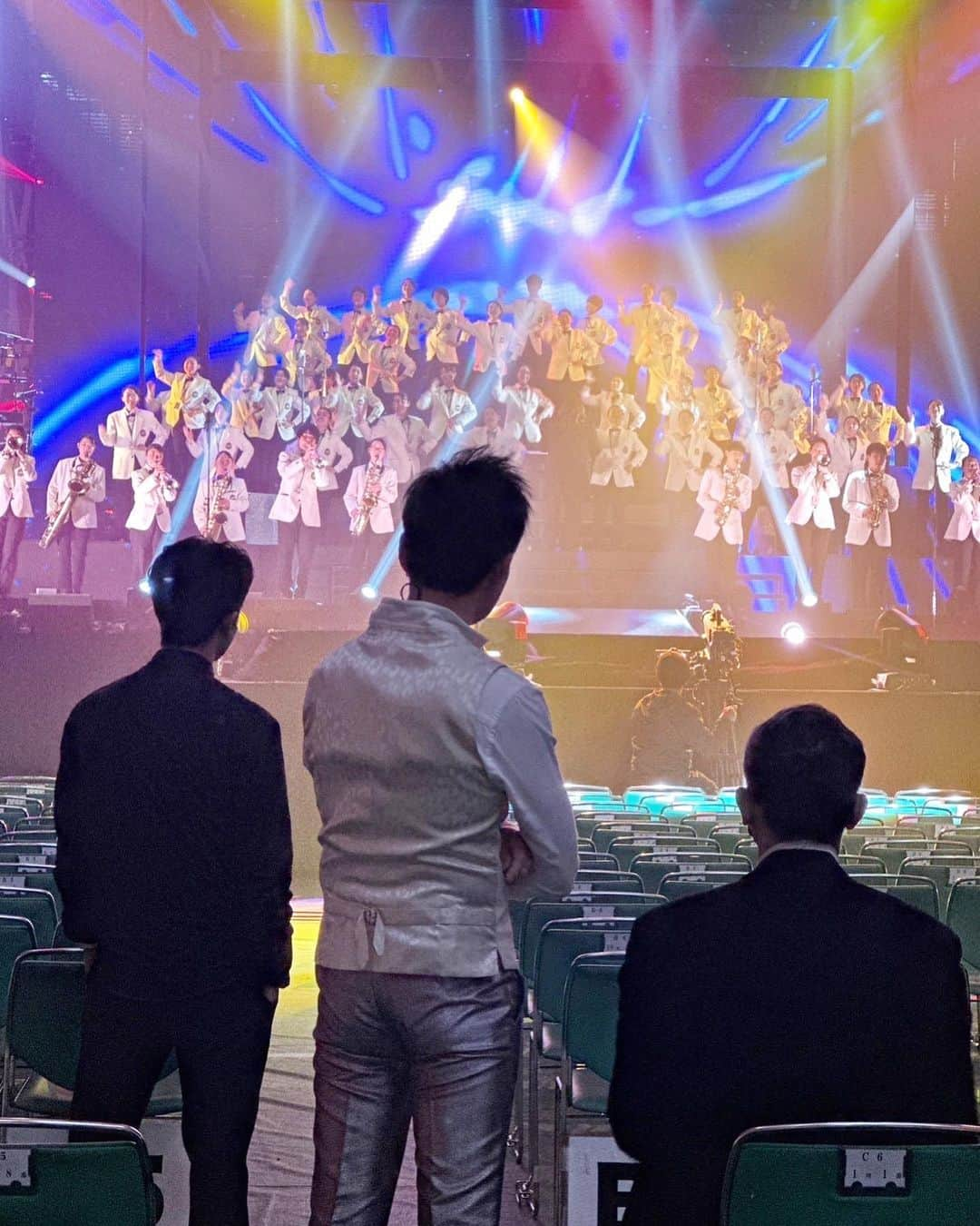 郷ひろみさんのインスタグラム写真 - (郷ひろみInstagram)「昨夜の50周年記念武道館LIVE❗️ スタッフ目線の写真だけど。 50曲歌ったので、ボクもみんなと一緒に楽しめるようにリハもかなり時間をかけたよ👍  #郷ひろみ#hiromigo#日本武道館」12月27日 22時52分 - hiromigo_official