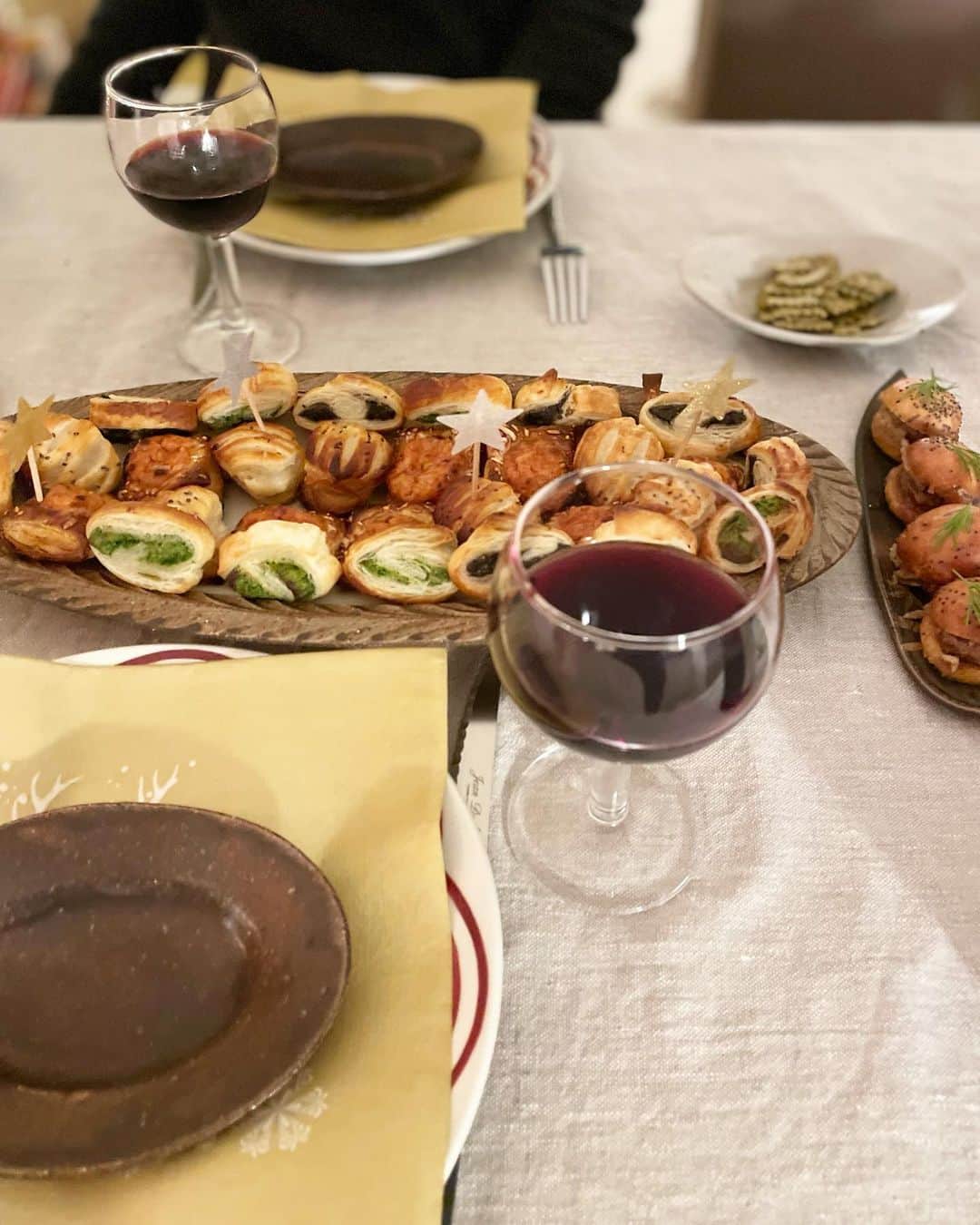 猫沢エミさんのインスタグラム写真 - (猫沢エミInstagram)「こちら、レヴェイヨン（イヴと25日の特別な食事をさす言葉）編。  フランスのレヴェイヨンの前菜にかかせないのが塩味のプチ・フール。これを一から全部作ったんですのよーおほほほほなら褒められもしようが、さすがに無理でしたので、 @picardsurgeles さんに助けて頂きました😂  メインはステック、そして彼の初アリゴは残念ながら伸びなかった😁でも味は素晴らしく美味しくて大好評だった。  ステックっていつも食べてるでしょ？って、その通り。しかし今日はジロール茸とシャントレットのソテーがついたところがノエルでした🎄  この後、フロマージュ、そしてセバスチャン・ゴダールのアイスビュッシュ。  思ったよりも馬鹿食いコントロールが効いて、クルシミマスのないクリスマスだった。  #猫沢飯　#ねこしき　#猫パリ　#猫沢エミのインターナショナル五十路ライフシフト  #猫沢エミリーパリへ行く」12月28日 1時15分 - necozawaemi