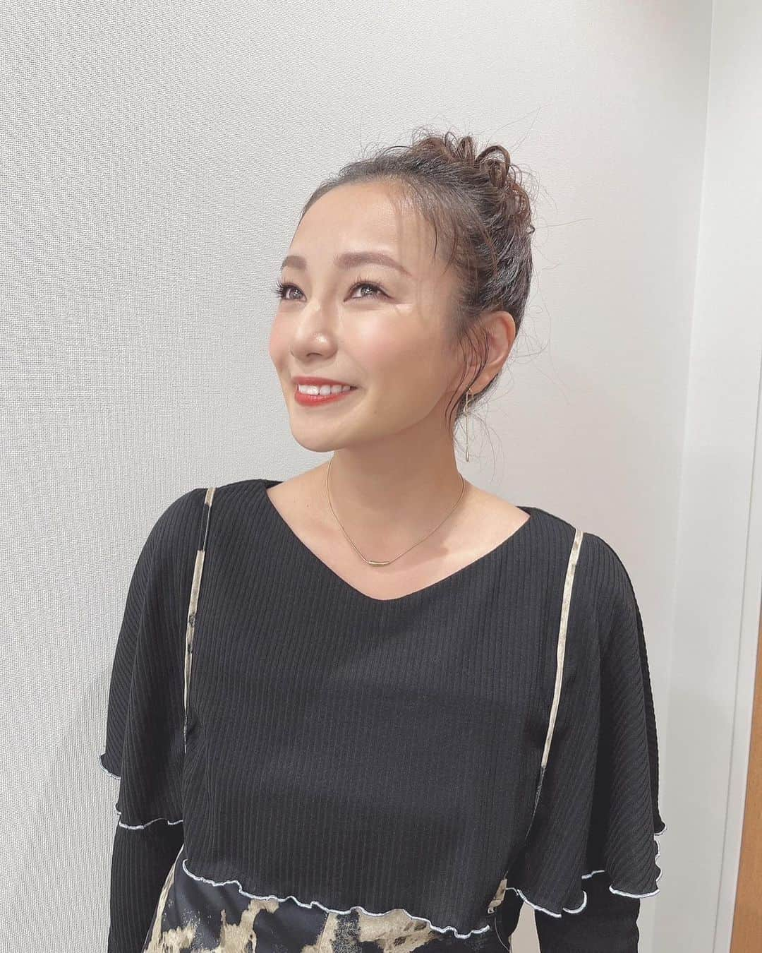 三船美佳さんのインスタグラム写真 - (三船美佳Instagram)「４枚目の可愛いヘアアレンジ見ると やっぱりロングもいーなーと思ってまう🤭 @ma.make   着痩せする服、 いつもありがとう🤗 @ryo_uuu.1124   毎日放送『住人十色』 12/10(土)17:00〜17:30放送  トップス、キャミワンピース→ #baybee @baybeeonline_  ネックレス、ピアス→ #matineeandsoa @soa.jp」12月28日 6時39分 - mikamifune_official