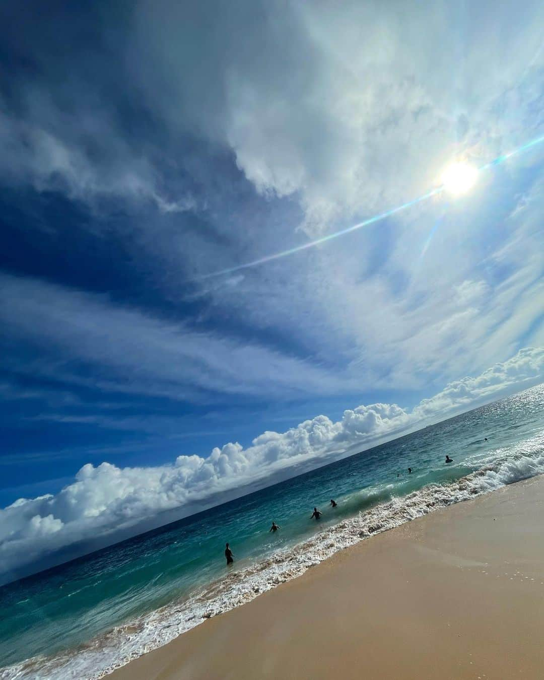 大草直子さんのインスタグラム写真 - (大草直子Instagram)「マヤがこんなに水の中🏝が好きだったとは🐟🐠岸壁に打ち付ける波をかぶって、ローカルの友達と、ずっと遊んでる。かわいいなあ。子供たち。ひなこは無事に、ニューヨーク🗽から、パパのところに😎 #🐈は実家で #元気にしています #従兄弟に可愛がってもらい #少し丸くなったように #見えますが」12月28日 7時58分 - naokookusa