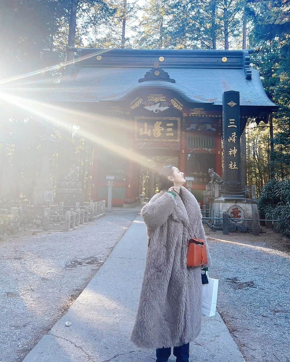 浦浜アリサさんのインスタグラム写真 - (浦浜アリサInstagram)「🐺⛩🐺  時差投稿ですが、冬の #神社部 ⛩️  私は二度目、ニーナは初めての #三峯神社 さんへ もうね、ここは一歩入った瞬間空気が変わるのが分かる。 どこを見てもパワーに満ちてて、 写真撮ると光の入り方まで神々しい。 (バッグ全開なの気づかないくらいぽわぽわしてた笑)  鳥居前には狛犬じゃなくて狼さんたちが鎮座。 御神木には、「前に立って深呼吸してください」って書かれてました。(氣を分けていただけるとのこと)  今回は、受付をしてご祈祷していただく昇殿参拝を🙏🏼 寒さを忘れてずっと見てられるほど、厳かで見惚れる空間だった。 一般参拝も気持ちいいけど、やっぱり全然違うね。  以前は御神木に触れることができたり、日帰り温泉もあったみたいなので、 毎年来たいし復活したらそちらも体験したい✨ 素敵すぎる御朱印帳ゲットしたしコーヒーゼリーも食したので今回はもう大満足♡笑  なかなか標高高い山道なのでこれから行く方は防寒対策と靴選びは十分に。 私は手持ちでいま一番あったかい @kapok_knot_jp の アニマルフリーのもこもこダウンコート着ていきました。 これくらい着込んでちょうどよかった！  #何故かとっさにふたりともギャルピしたの笑った」12月28日 8時58分 - alisa_urahama