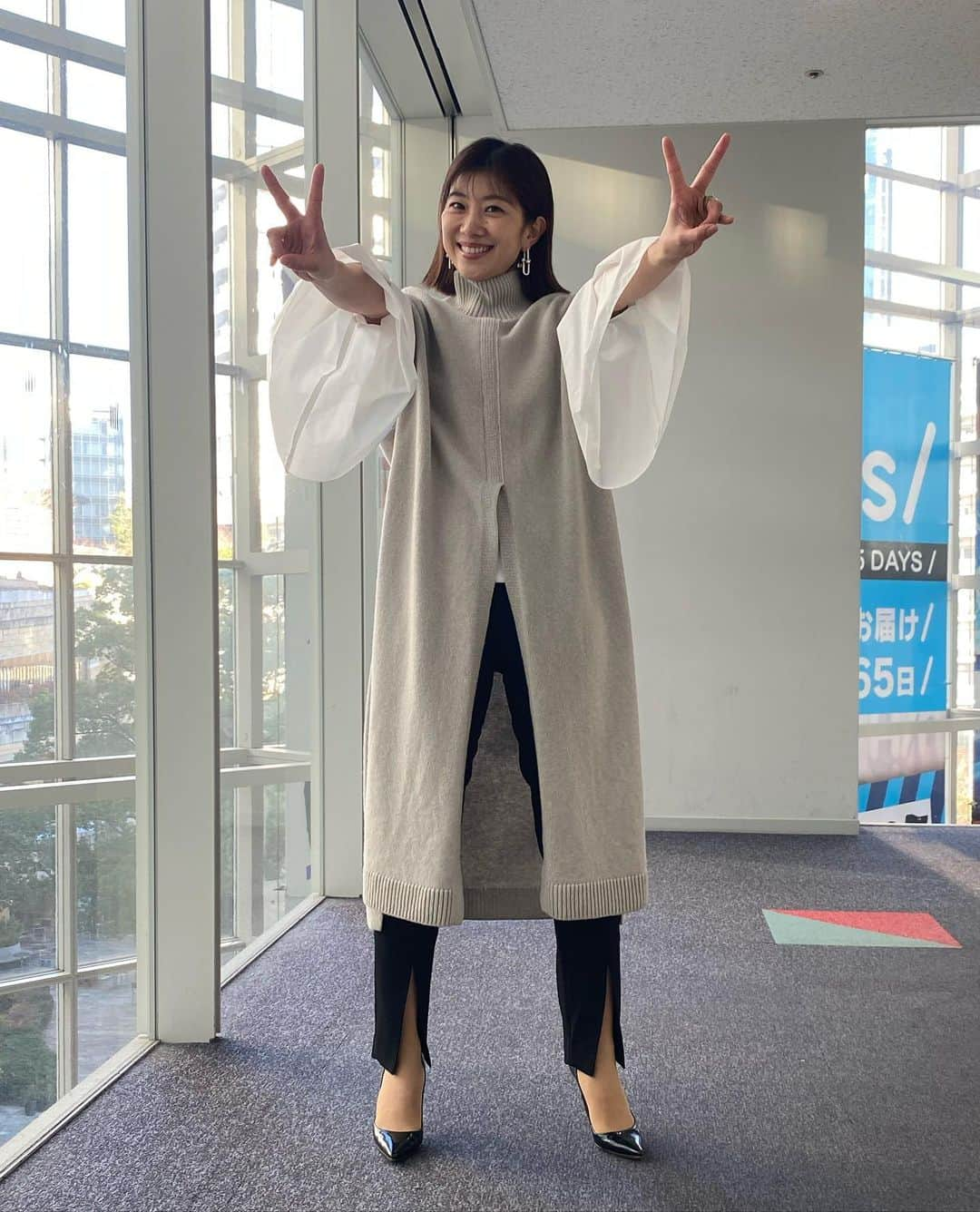 潮田玲子さんのインスタグラム写真 - (潮田玲子Instagram)「年内ラストのグッドモーニングでした🙋‍♀️🙏 火曜の朝グッドモーニングメンバーに会えるのはとても嬉しくて皆さんハードな毎日なのにいつも笑顔なのが本当にすごいのです‼️ 心から尊敬してます💓 今年もお世話になりました🙇‍♀️ 来年もよろしくお願いします🙏  衣装は ブラウス、ニット、パンツ @lephil_official  ピアス @joueteofficial  #グッドモーニング #火曜日 #スポーツコメンテーター #来年もよろしくお願いします #衣装紹介」12月28日 11時02分 - reikoshiota_official