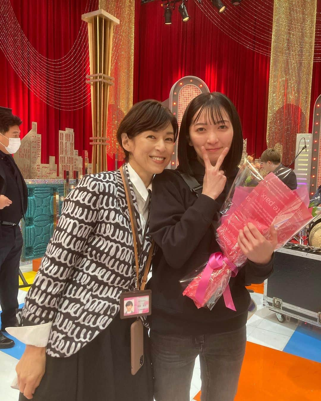 鈴木保奈美さんのインスタグラム写真 - (鈴木保奈美Instagram)「久しぶりの小手さんと、 キュートな相島さんと、頼もしいアガリスクガールズ。 生放送ドラマ、無事(？)お届けしました。スタッフ、キャスト、素晴らしいチームワークだったなあ。みんなおつかれさま😘 ご覧いただけなかった地域の方も！明日12/29 昼12時から2週間、TverとFODで配信されます。ドラマ終了後に収録された「大反省会」も付いてます。お楽しみに。  “SINGALONG!” It will be released on Tver and FOD for 2 weeks starting tomorrow. Don’t miss it!  @namadrama_tokyo  #小手伸也  #相島一之  #榎並夕起  #鹿島ゆきこ  #前田友里子」12月28日 11時48分 - honamisuzukiofficial