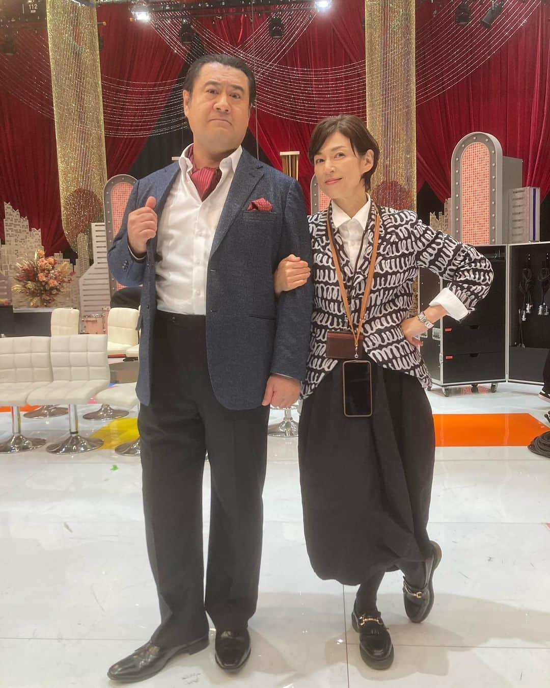 鈴木保奈美さんのインスタグラム写真 - (鈴木保奈美Instagram)「久しぶりの小手さんと、 キュートな相島さんと、頼もしいアガリスクガールズ。 生放送ドラマ、無事(？)お届けしました。スタッフ、キャスト、素晴らしいチームワークだったなあ。みんなおつかれさま😘 ご覧いただけなかった地域の方も！明日12/29 昼12時から2週間、TverとFODで配信されます。ドラマ終了後に収録された「大反省会」も付いてます。お楽しみに。  “SINGALONG!” It will be released on Tver and FOD for 2 weeks starting tomorrow. Don’t miss it!  @namadrama_tokyo  #小手伸也  #相島一之  #榎並夕起  #鹿島ゆきこ  #前田友里子」12月28日 11時48分 - honamisuzukiofficial