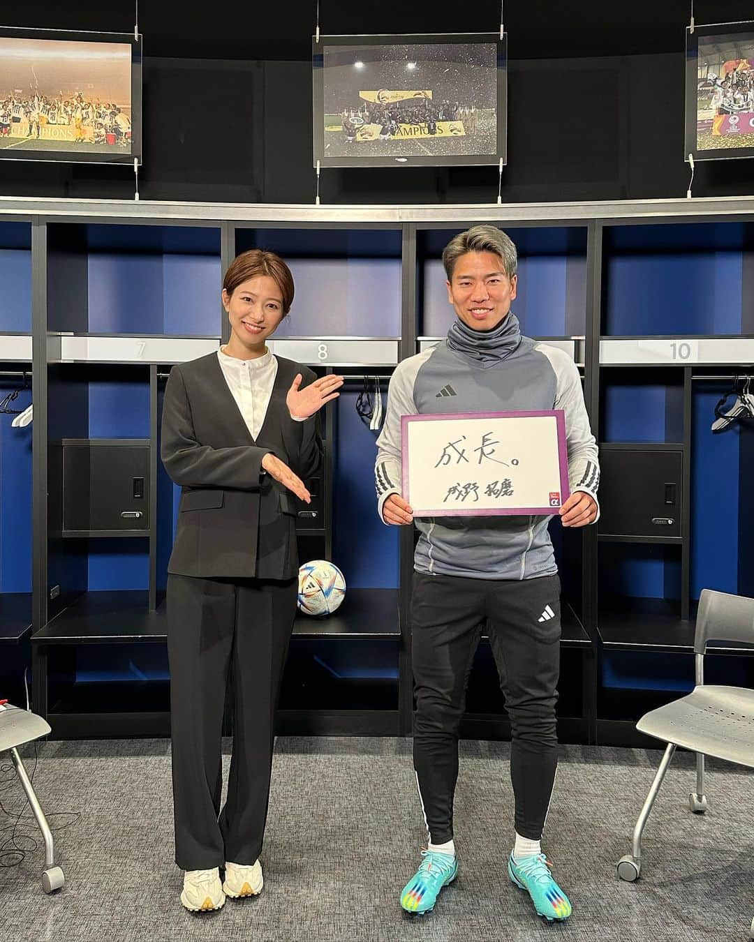 海老原優香さんのインスタグラム写真 - (海老原優香Instagram)「サッカー日本代表#浅野拓磨 選手と 一緒に#ジャガーポーズ 😳  2023年の抱負は「成長。」 後悔のないサッカー人生を歩みたい。 そのために、妥協せず日々成長したいという想いを語ってくださいました✨  皆さんの来年の抱負は何ですか？☺️  #サッカー日本代表  #fifaworldcup」12月28日 11時50分 - ebioffi