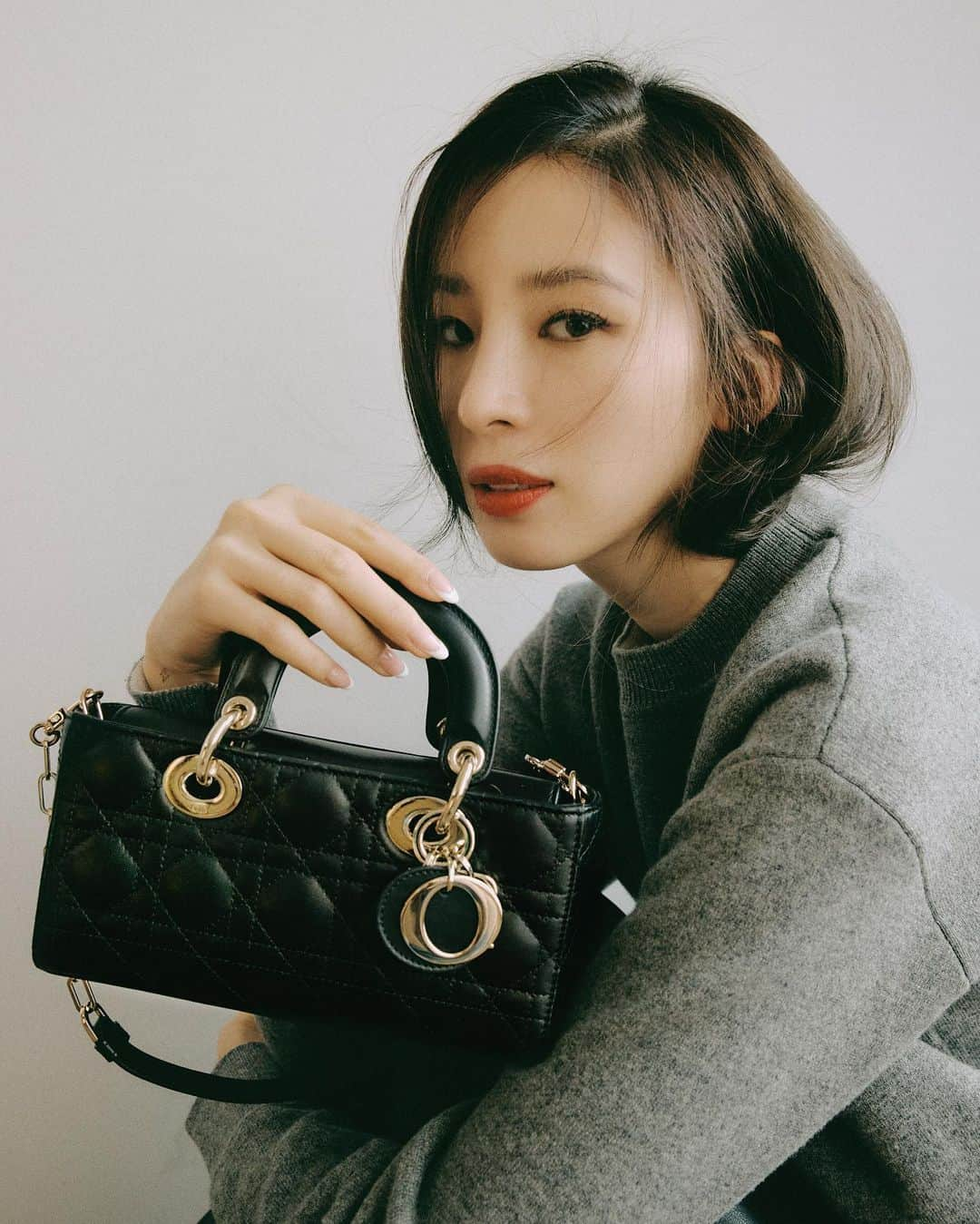 アイリーン・キムさんのインスタグラム写真 - (アイリーン・キムInstagram)「Lounging with my Lady @dior 🖤 #광고 #LadyDior #Dior」12月28日 11時57分 - ireneisgood