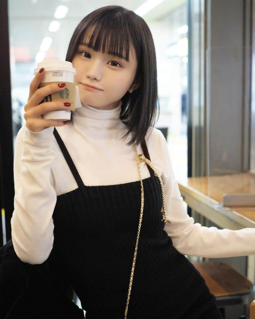 みもれもんさんのインスタグラム写真 - (みもれもんInstagram)「I always order a chai tea latte at Starbucks☕️❣️This season is hot 🤭What do you order when you go to Starbucks?  スターバックスではいつも チャイティーラテを頼みます☕️❣️ 今の季節はホットです🤭 みんなはスタバに行ったら何頼むー？  #みもれもん #Mimolemon #mimoremon #starbucks #私服#prada #黒髪 #ショートヘア#ボブ #日本女孩 #fashion #tokyo」12月28日 12時16分 - mimore_mon0929