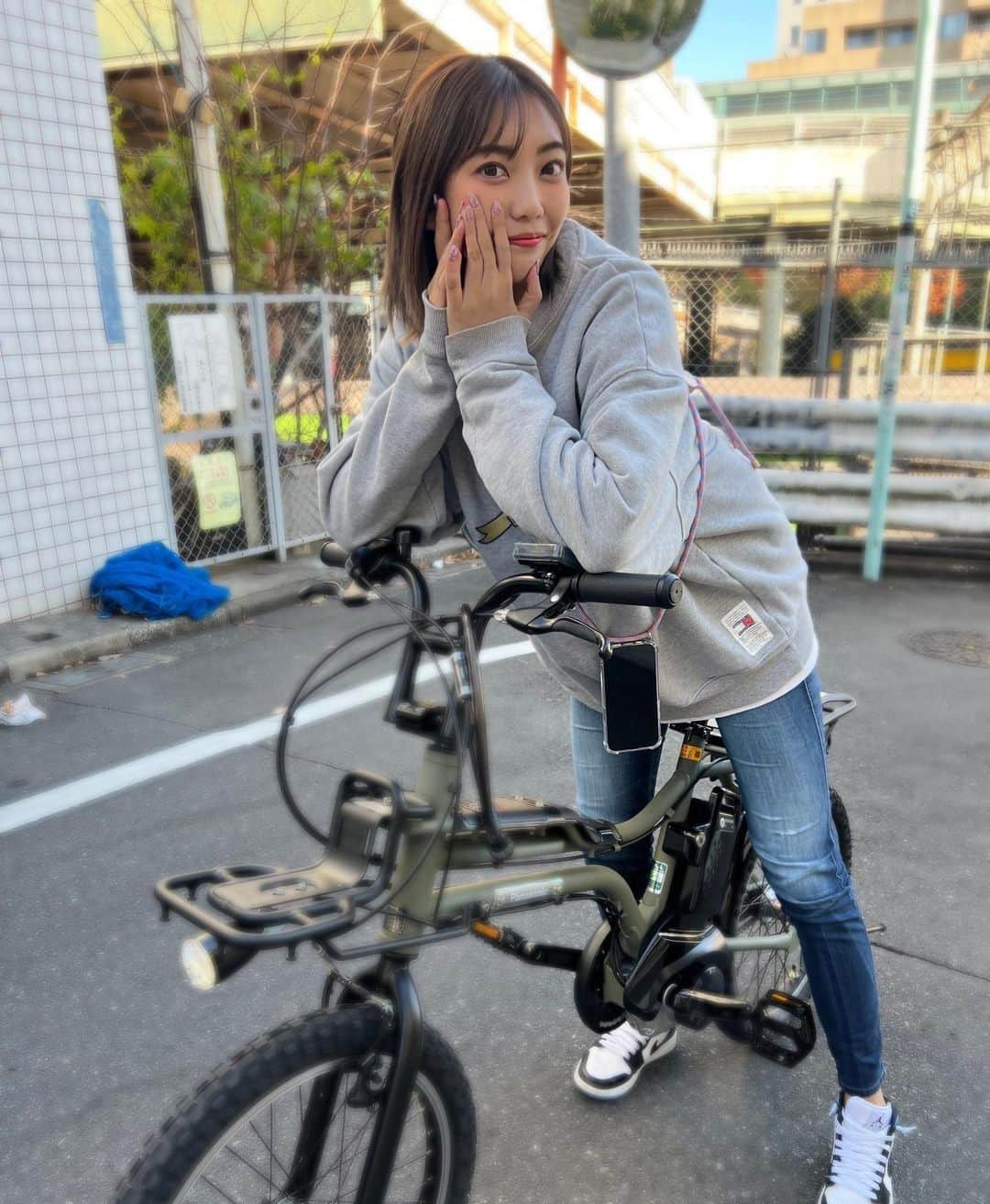 松岡凛さんのインスタグラム写真 - (松岡凛Instagram)「こんにちは😌🧡  珍しくお昼から更新♪ 今日は朝からチャリカッツありがとうございました💋！ 今年もチャリカッツも残す事2日です！皆さんは仕事納めした人いるかなー？ラストまで頑張ろう😊！  ずっとオーダー待ちしてた自転車が手元にきたー♡私の相棒ちゃん♪  Panasonicの電動自転車マットオリーブ！カーキー大好きで一目惚れです😌🧡！！！ これからあればどこでも行けるね♪  昨日お友達にネイルしてもらったよ😌！めちゃくちゃタイプなネイル♪有難う❣️ ネイル行く場所悩んでる子は是非予約してみてね😊！ @chipieee_nail_kanako   #松岡凛#グラビア#ラウンドガール#恵比寿チャリカッツ#自転車#Panasonic#競輪#ネイル」12月28日 12時45分 - matuoka_1214