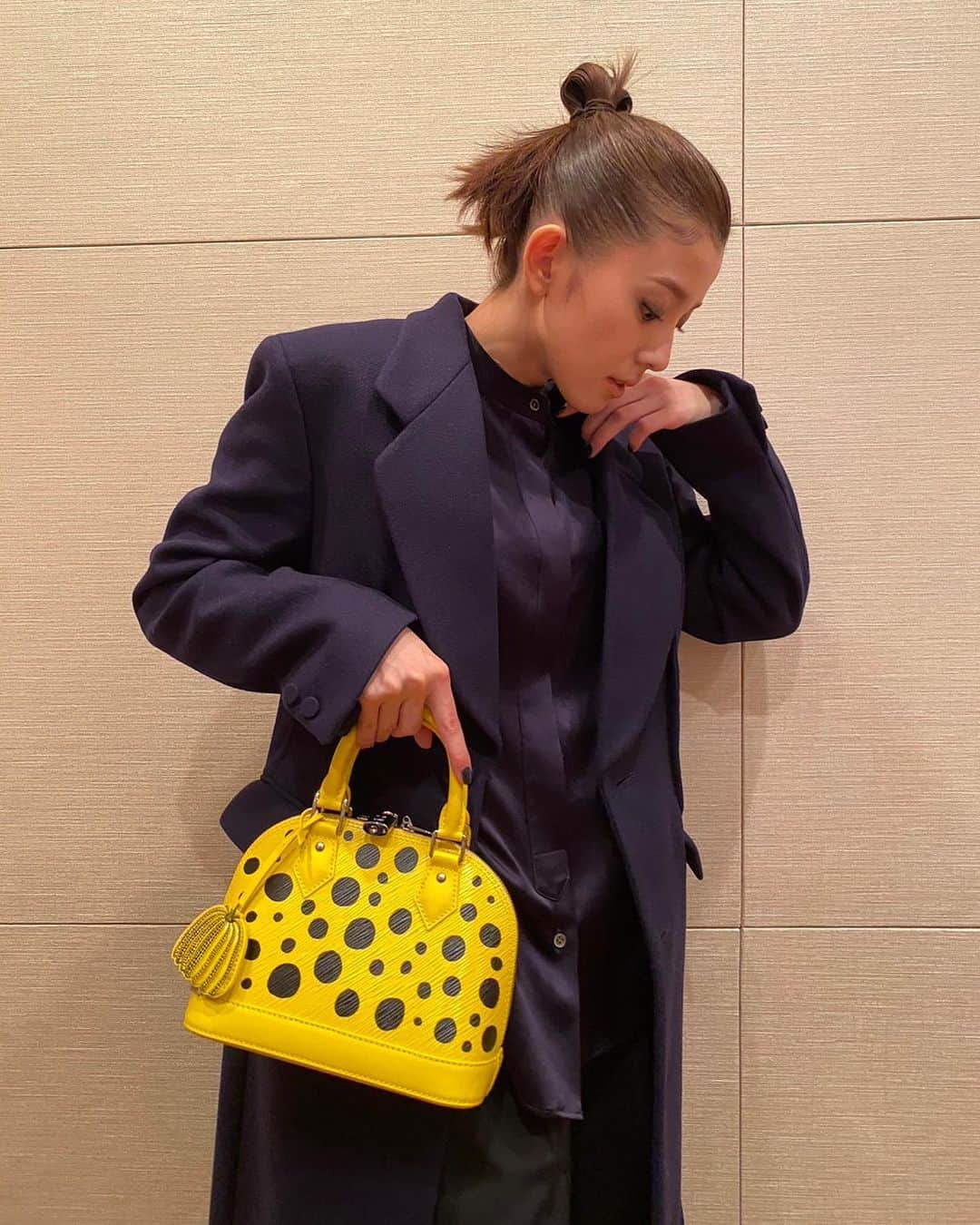 朝比奈彩さんのインスタグラム写真 - (朝比奈彩Instagram)「. . . ドット可愛い💛🖤💛🖤 . . #LVxYayoiKusama #LVFashion @louisvuitton  . .」12月28日 13時04分 - asahina_aya